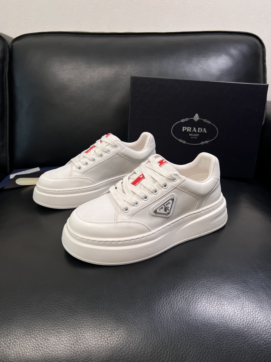 Prada  顶级工艺品，普拉达 专柜同步，原厂配置意大利进口牛皮拼布面料，进口牛皮内里垫，透气舒适，鞋