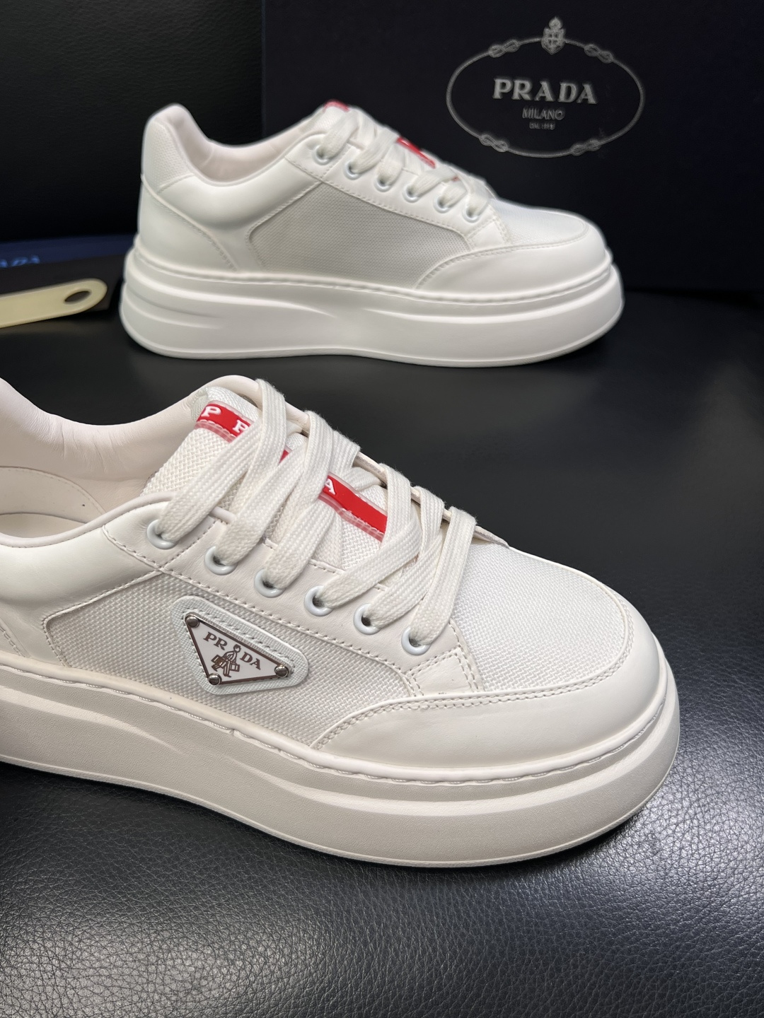 Prada  顶级工艺品，普拉达 专柜同步，原厂配置意大利进口牛皮拼布面料，进口牛皮内里垫，透气舒适，鞋