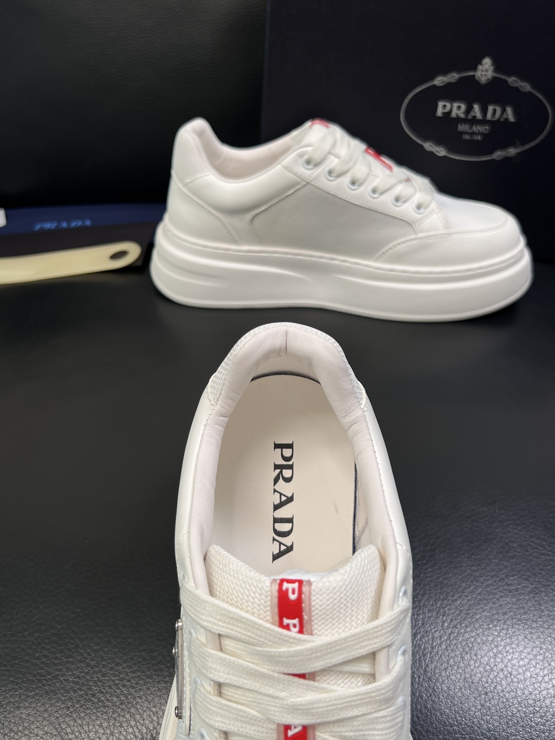 Prada  顶级工艺品，普拉达 专柜同步，原厂配置意大利进口牛皮拼布面料，进口牛皮内里垫，透气舒适，鞋