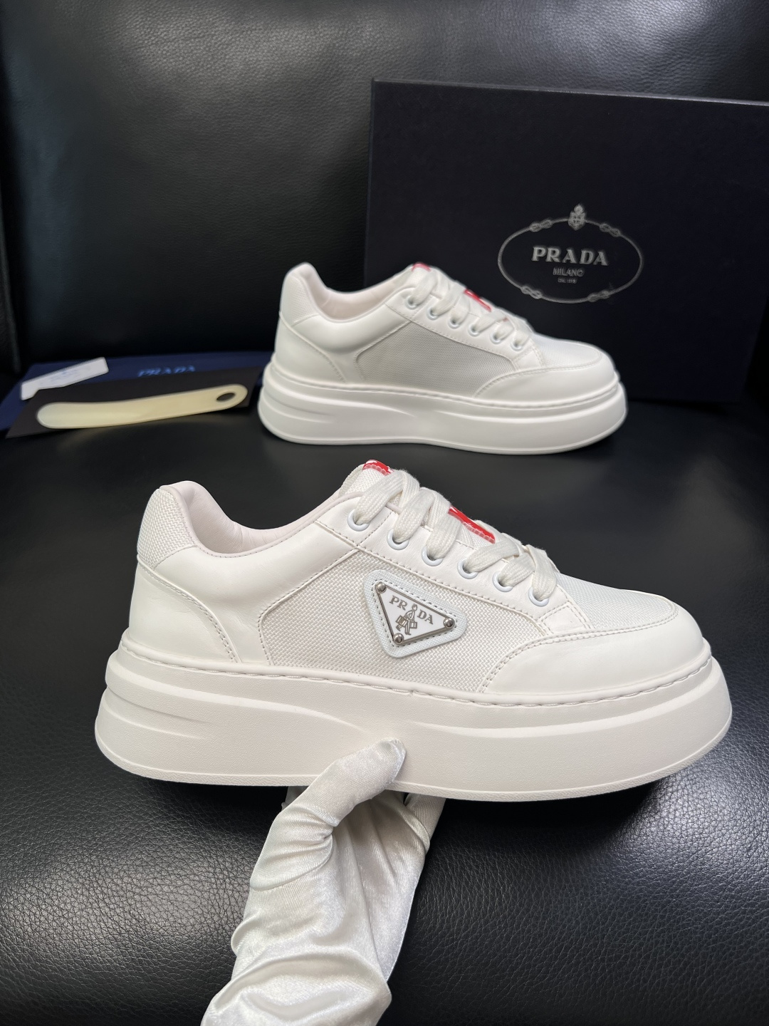 Prada  顶级工艺品，普拉达 专柜同步，原厂配置意大利进口牛皮拼布面料，进口牛皮内里垫，透气舒适，鞋