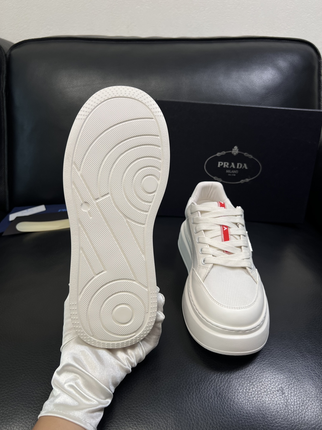 Prada  顶级工艺品，普拉达 专柜同步，原厂配置意大利进口牛皮拼布面料，进口牛皮内里垫，透气舒适，鞋