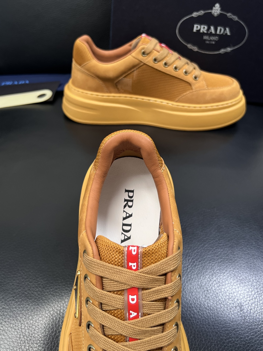 Prada  顶级工艺品，普拉达 专柜同步，原厂配置意大利进口牛皮拼布面料，进口牛皮内里垫，透气舒适，鞋