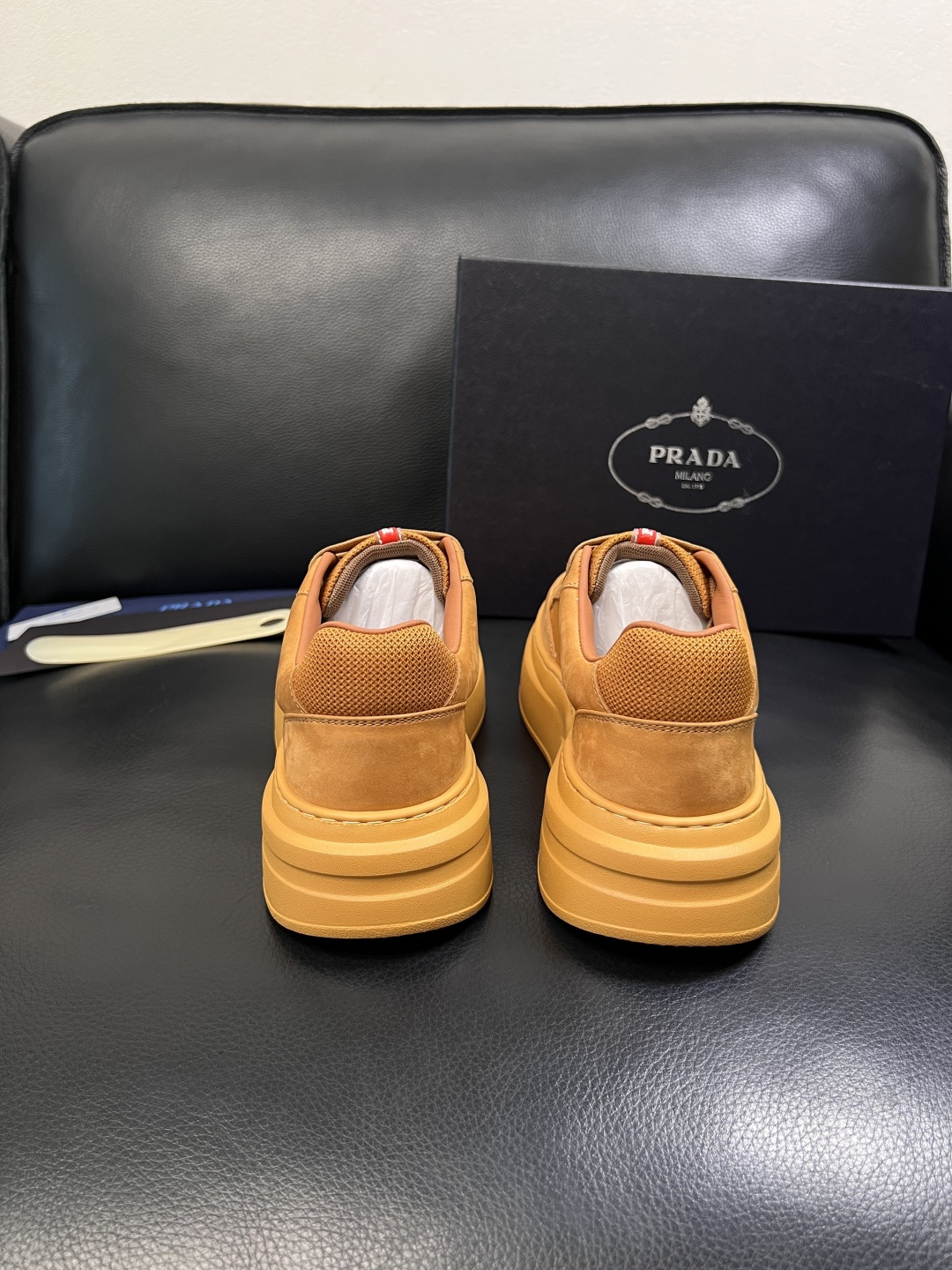 Prada  顶级工艺品，普拉达 专柜同步，原厂配置意大利进口牛皮拼布面料，进口牛皮内里垫，透气舒适，鞋