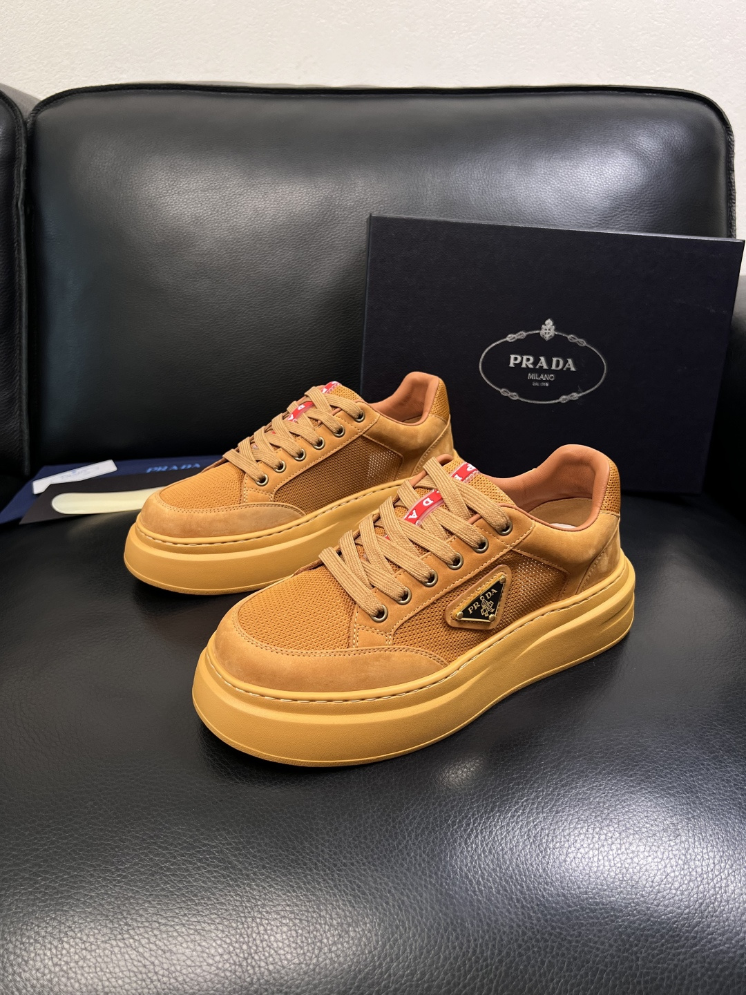 Prada  顶级工艺品，普拉达 专柜同步，原厂配置意大利进口牛皮拼布面料，进口牛皮内里垫，透气舒适，鞋