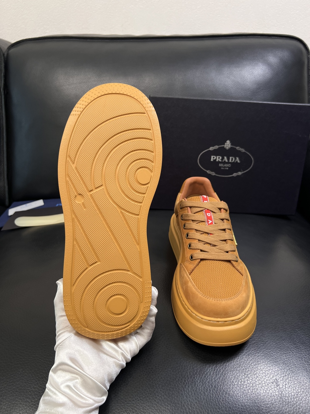 Prada  顶级工艺品，普拉达 专柜同步，原厂配置意大利进口牛皮拼布面料，进口牛皮内里垫，透气舒适，鞋