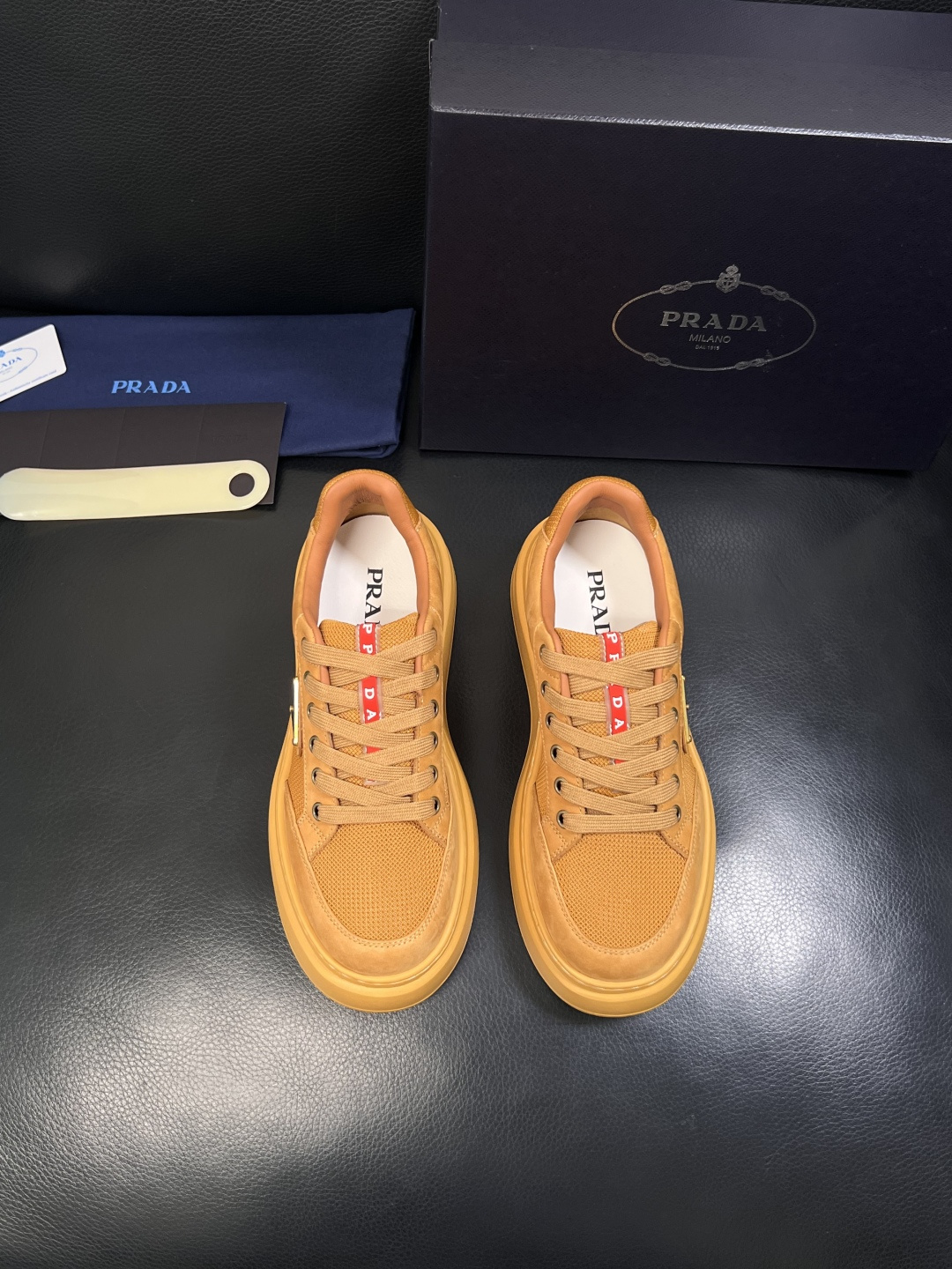 Prada  顶级工艺品，普拉达 专柜同步，原厂配置意大利进口牛皮拼布面料，进口牛皮内里垫，透气舒适，鞋