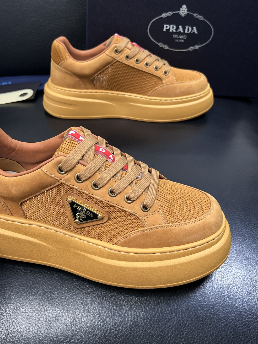 Prada  顶级工艺品，普拉达 专柜同步，原厂配置意大利进口牛皮拼布面料，进口牛皮内里垫，透气舒适，鞋