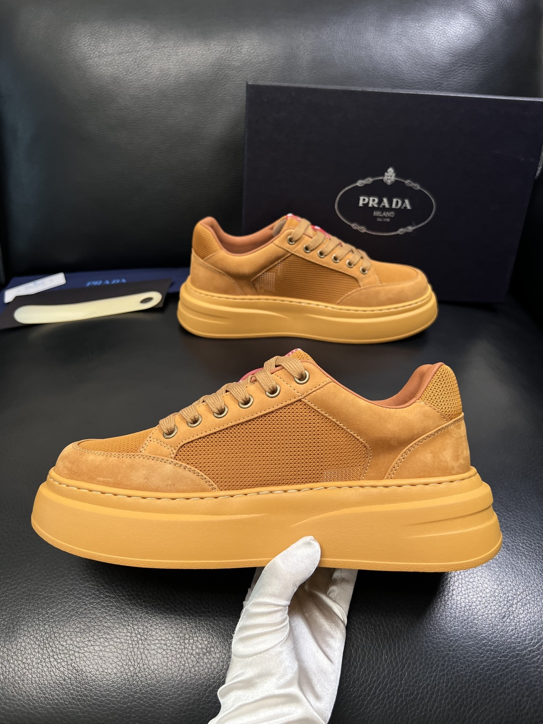 Prada  顶级工艺品，普拉达 专柜同步，原厂配置意大利进口牛皮拼布面料，进口牛皮内里垫，透气舒适，鞋