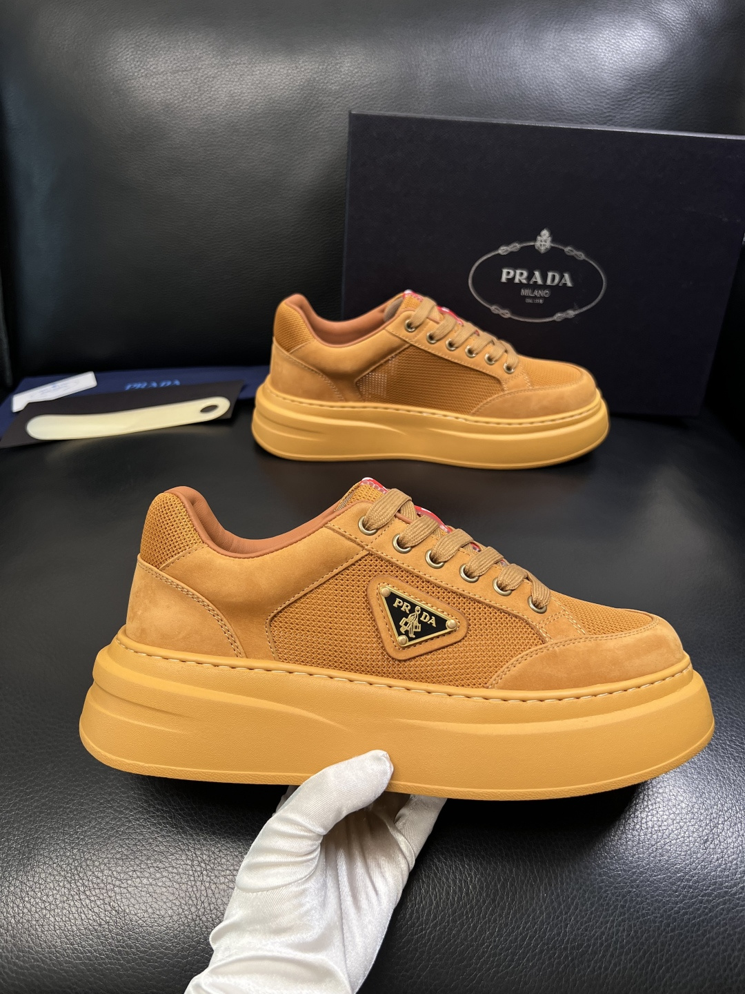 Prada  顶级工艺品，普拉达 专柜同步，原厂配置意大利进口牛皮拼布面料，进口牛皮内里垫，透气舒适，鞋