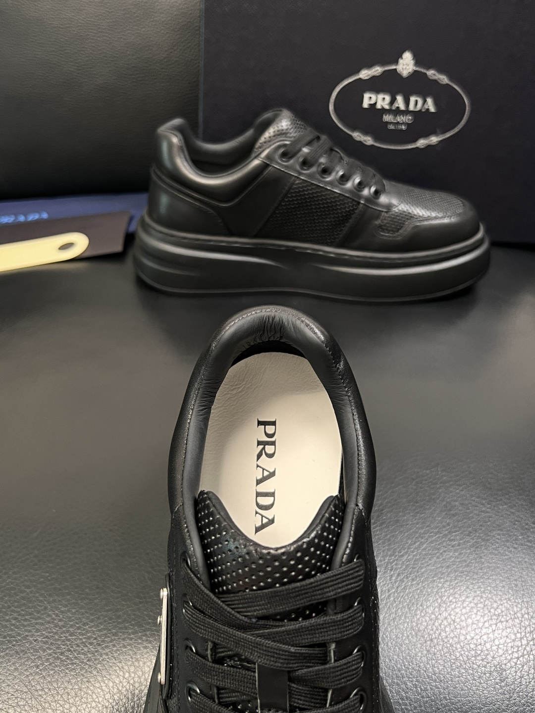 Prada  顶级工艺品，普拉达 专柜同步，原厂配置意大利进口牛皮面料，进口牛皮内里垫，透气舒适，鞋底：