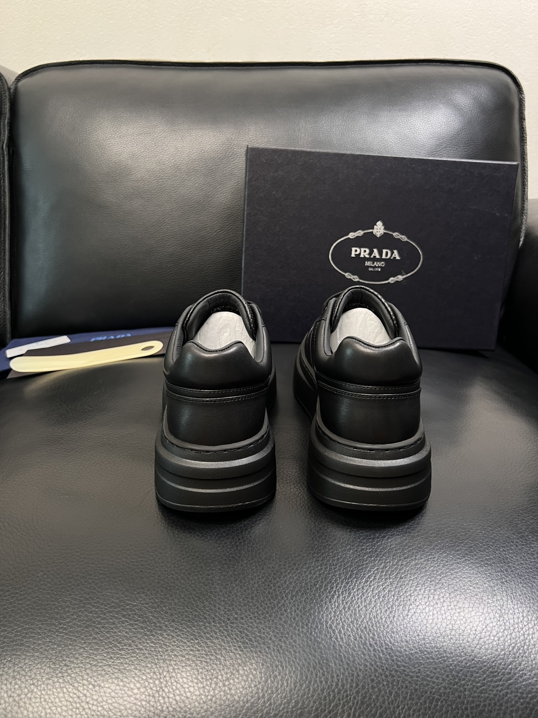 Prada  顶级工艺品，普拉达 专柜同步，原厂配置意大利进口牛皮面料，进口牛皮内里垫，透气舒适，鞋底：