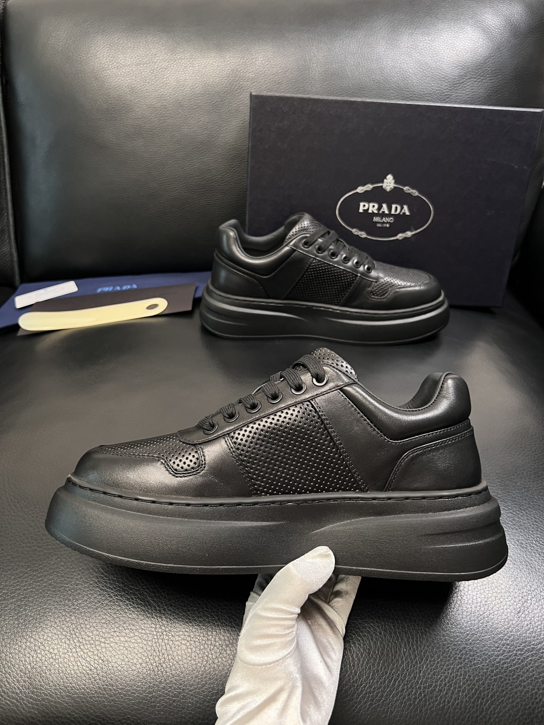 Prada  顶级工艺品，普拉达 专柜同步，原厂配置意大利进口牛皮面料，进口牛皮内里垫，透气舒适，鞋底：