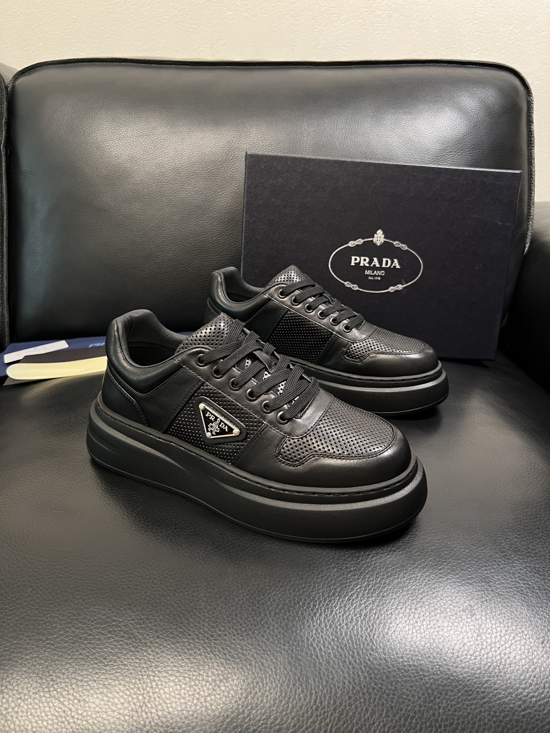 Prada  顶级工艺品，普拉达 专柜同步，原厂配置意大利进口牛皮面料，进口牛皮内里垫，透气舒适，鞋底：