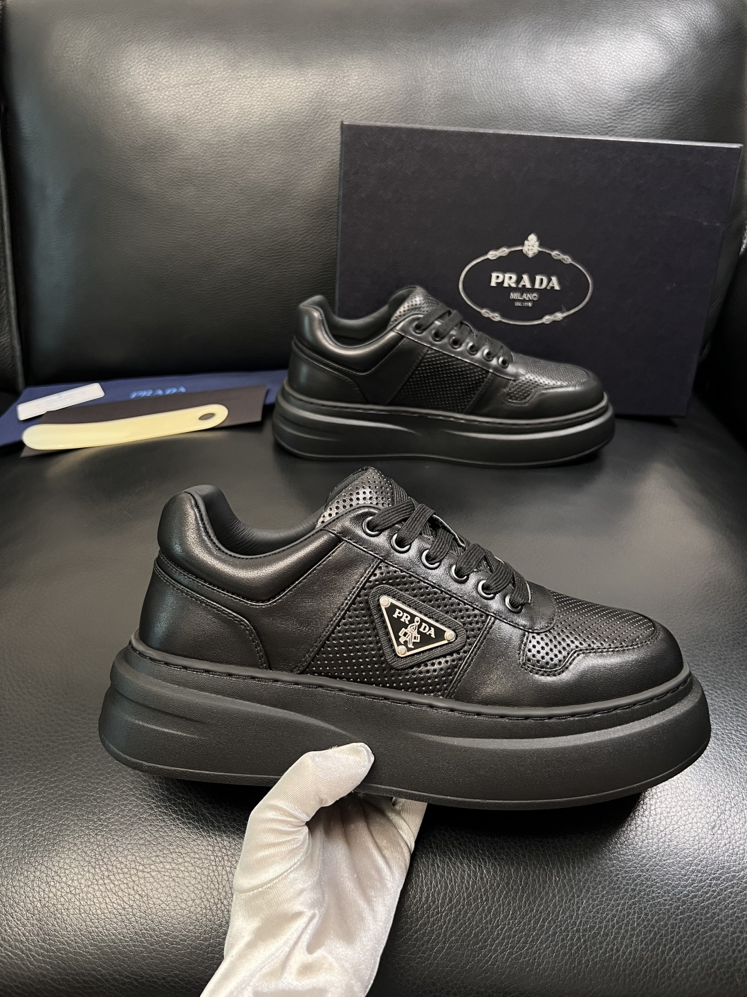 Prada  顶级工艺品，普拉达 专柜同步，原厂配置意大利进口牛皮面料，进口牛皮内里垫，透气舒适，鞋底：