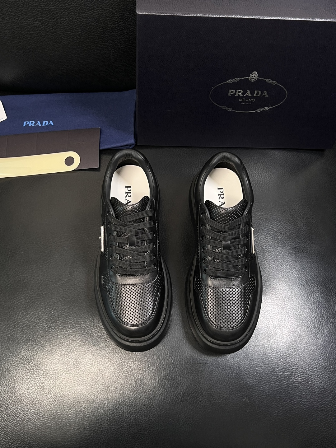 Prada  顶级工艺品，普拉达 专柜同步，原厂配置意大利进口牛皮面料，进口牛皮内里垫，透气舒适，鞋底：