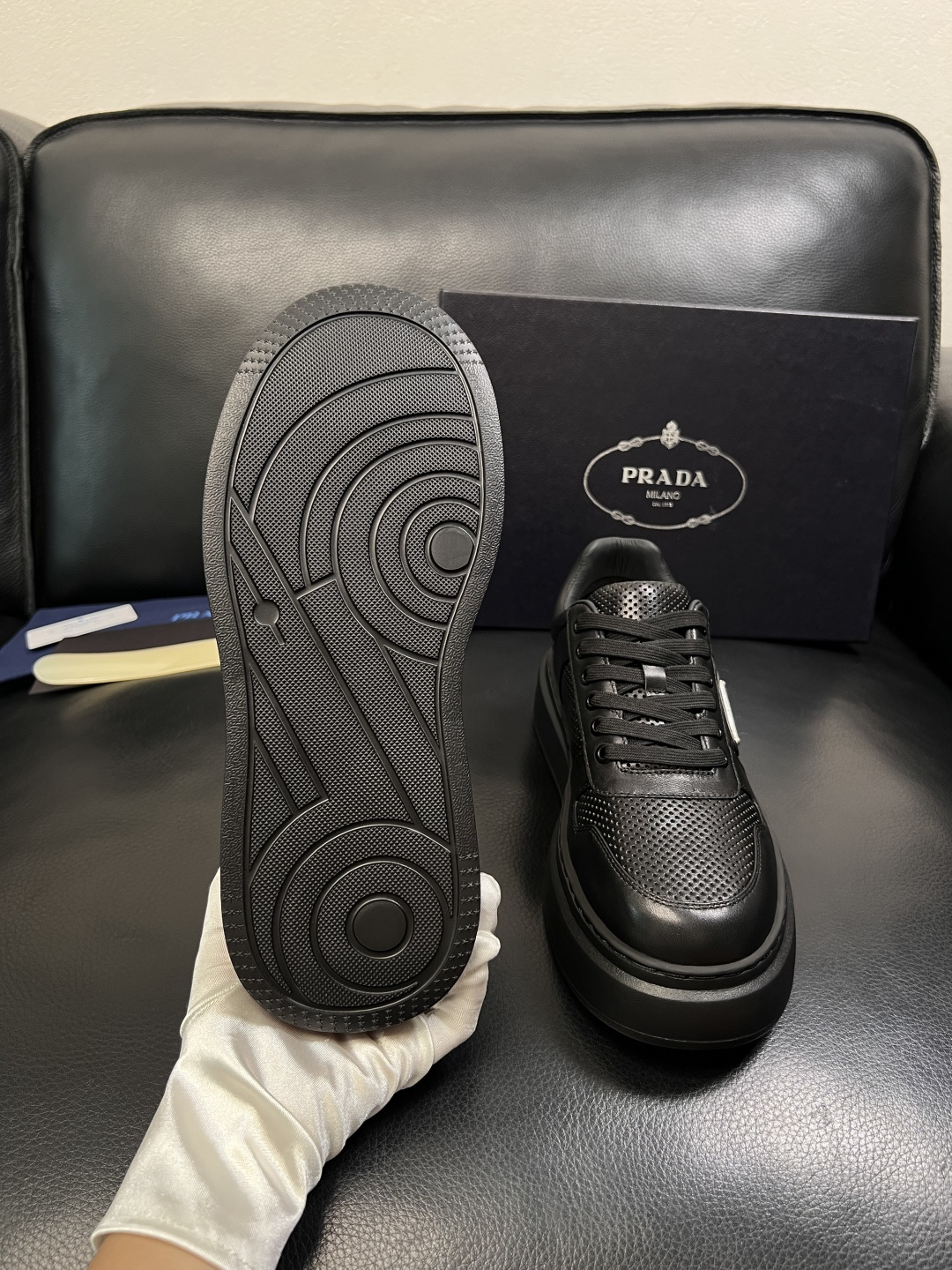 Prada  顶级工艺品，普拉达 专柜同步，原厂配置意大利进口牛皮面料，进口牛皮内里垫，透气舒适，鞋底：