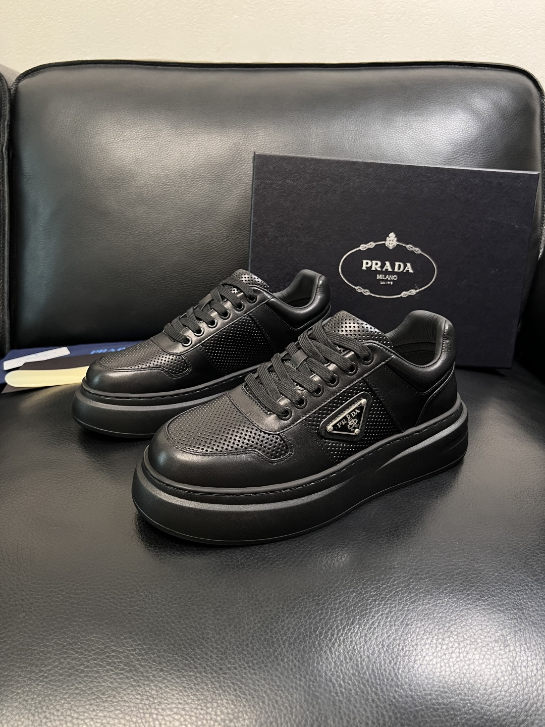 Prada  顶级工艺品，普拉达 专柜同步，原厂配置意大利进口牛皮面料，进口牛皮内里垫，透气舒适，鞋底：