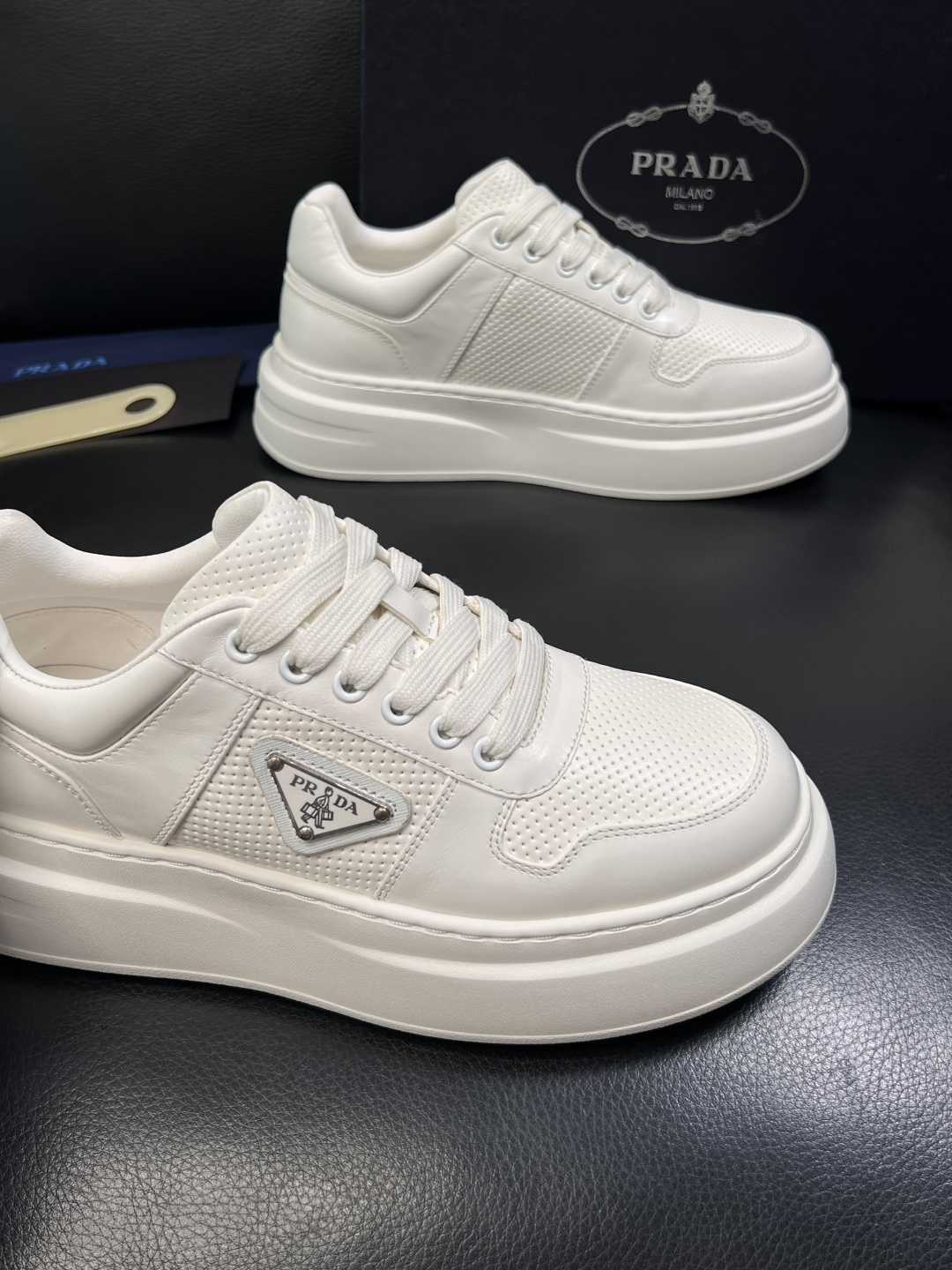 Prada  顶级工艺品，普拉达 专柜同步，原厂配置意大利进口牛皮面料，进口牛皮内里垫，透气舒适，鞋底：