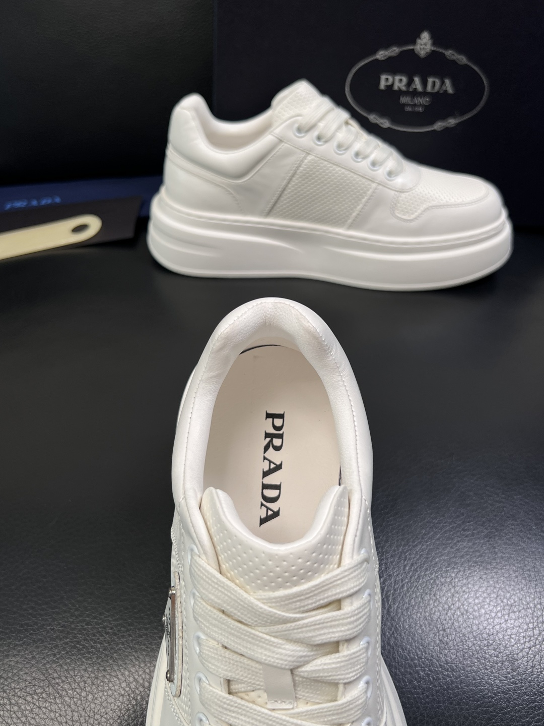 Prada  顶级工艺品，普拉达 专柜同步，原厂配置意大利进口牛皮面料，进口牛皮内里垫，透气舒适，鞋底：