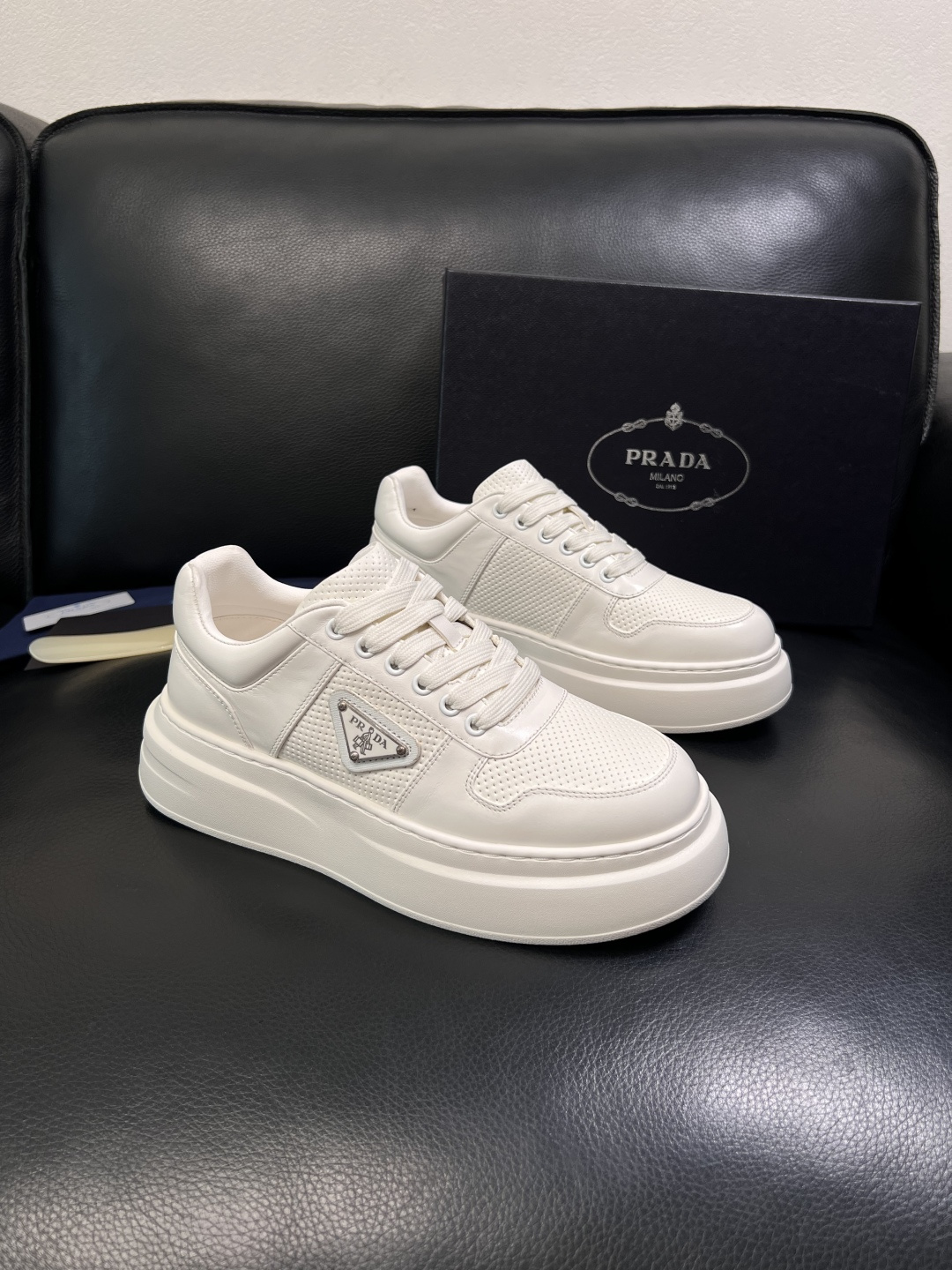 Prada  顶级工艺品，普拉达 专柜同步，原厂配置意大利进口牛皮面料，进口牛皮内里垫，透气舒适，鞋底：