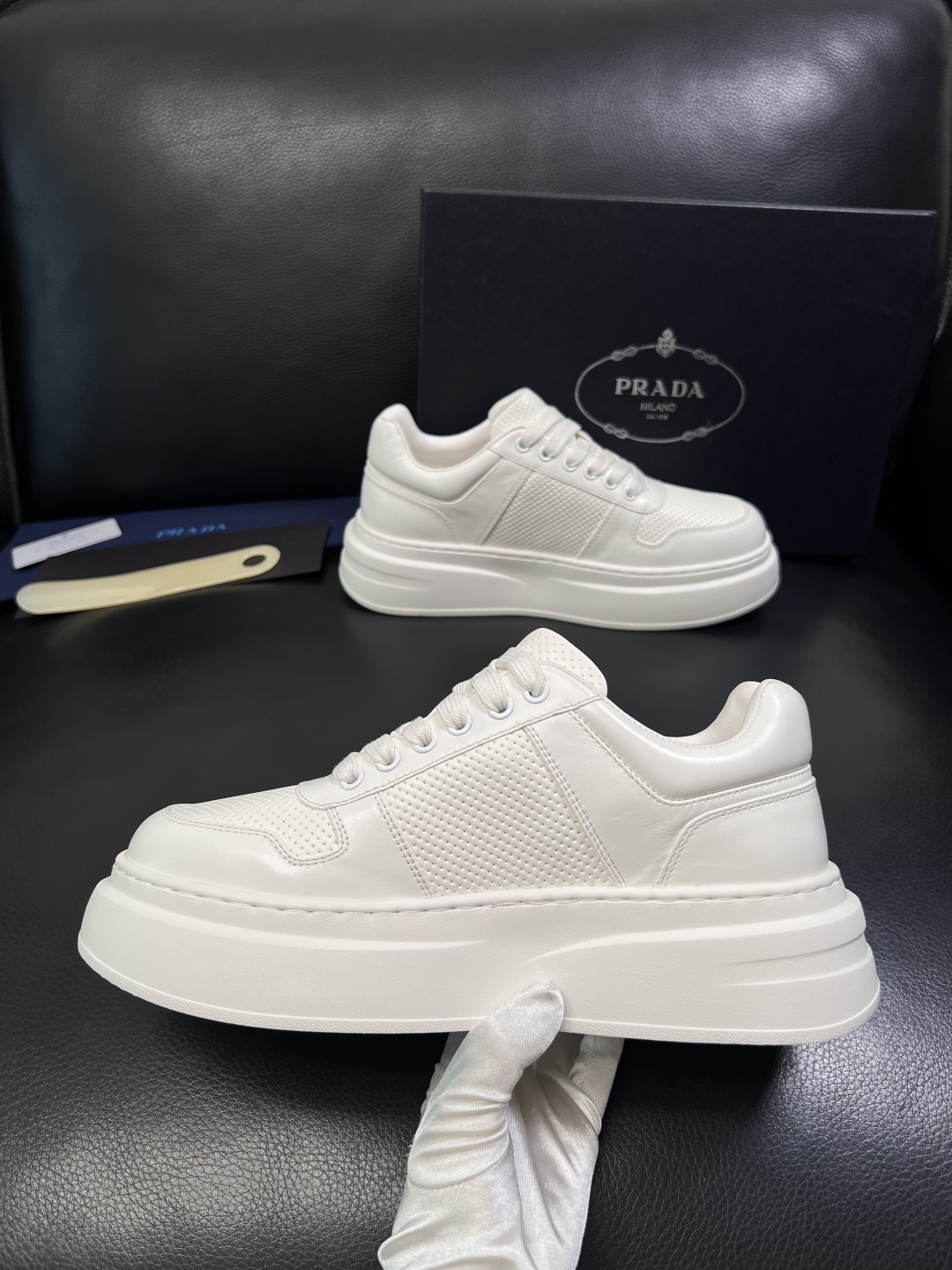 Prada  顶级工艺品，普拉达 专柜同步，原厂配置意大利进口牛皮面料，进口牛皮内里垫，透气舒适，鞋底：
