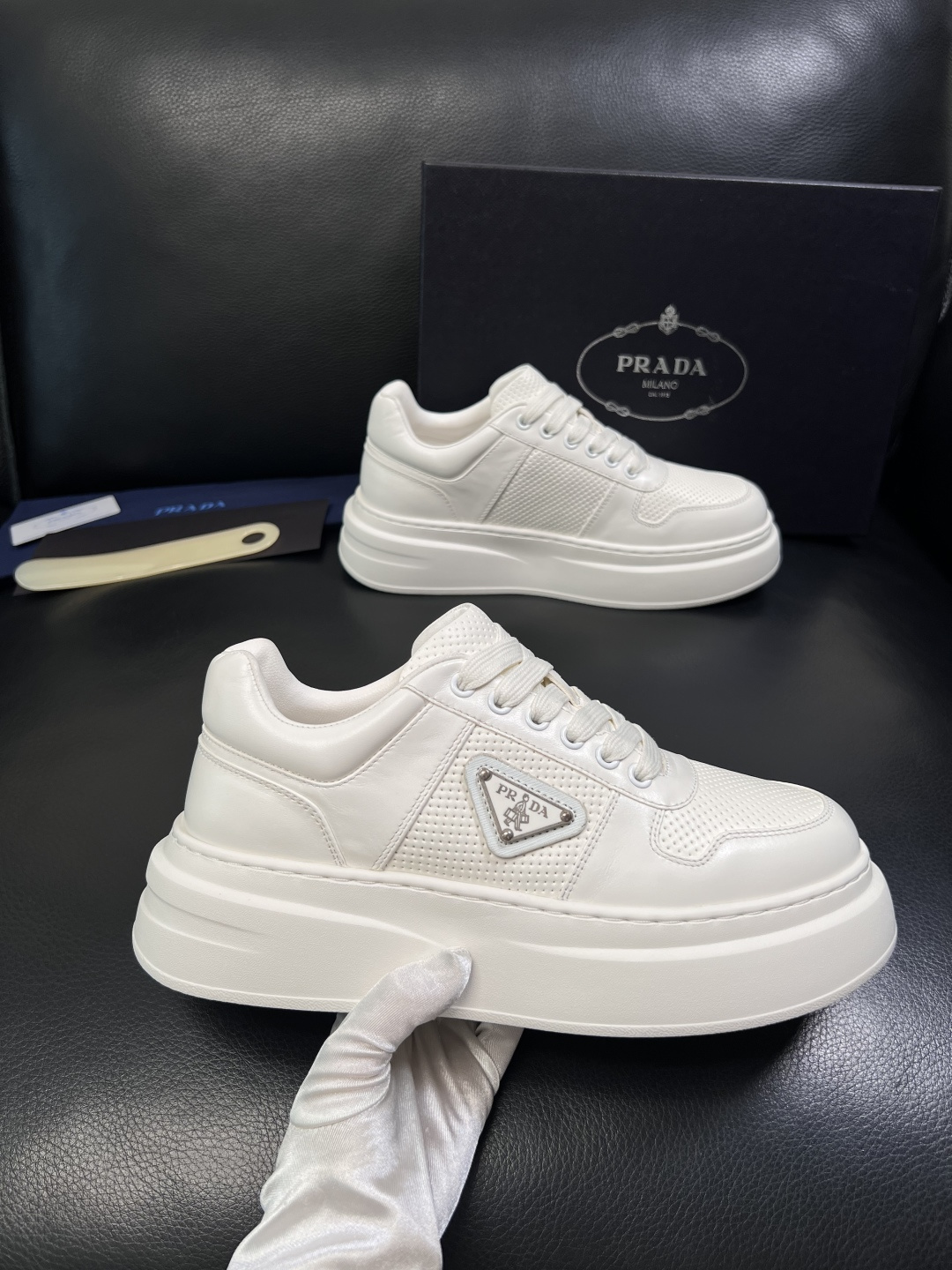 Prada  顶级工艺品，普拉达 专柜同步，原厂配置意大利进口牛皮面料，进口牛皮内里垫，透气舒适，鞋底：