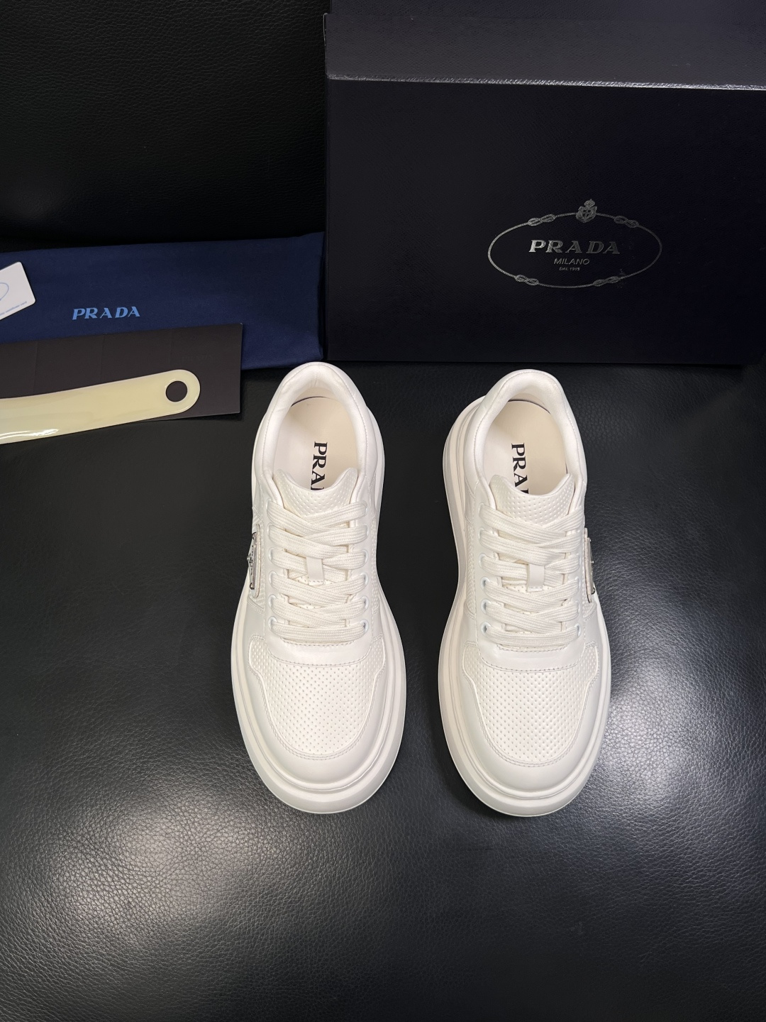 Prada  顶级工艺品，普拉达 专柜同步，原厂配置意大利进口牛皮面料，进口牛皮内里垫，透气舒适，鞋底：