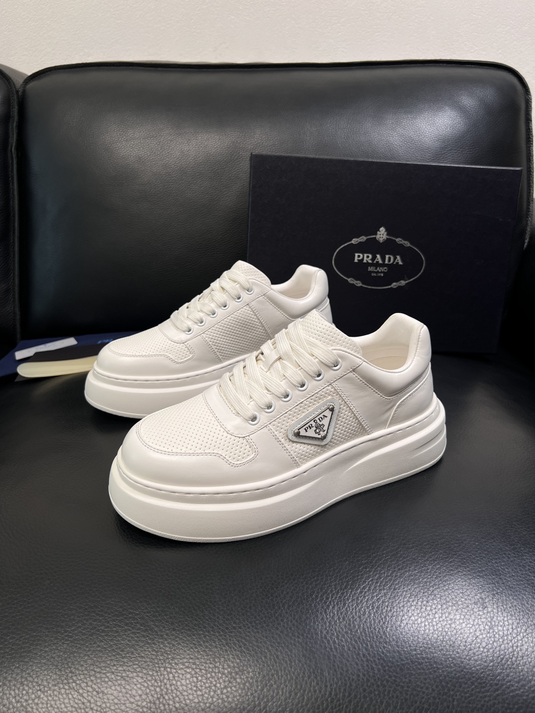 Prada  顶级工艺品，普拉达 专柜同步，原厂配置意大利进口牛皮面料，进口牛皮内里垫，透气舒适，鞋底：