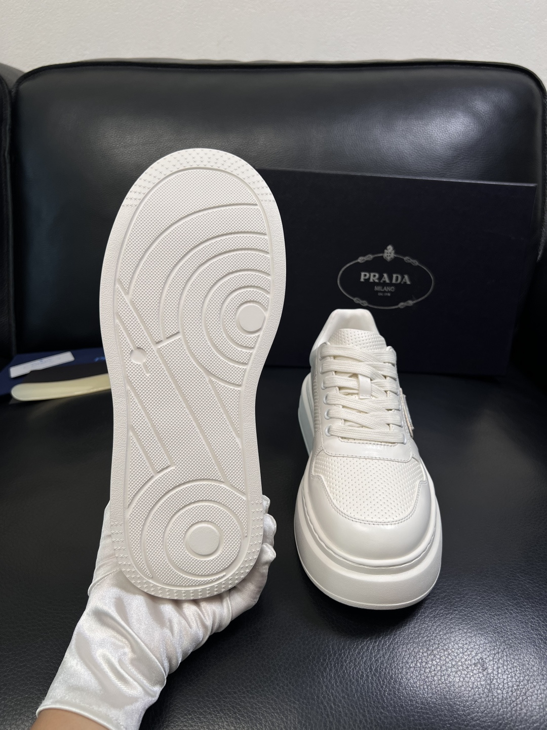Prada  顶级工艺品，普拉达 专柜同步，原厂配置意大利进口牛皮面料，进口牛皮内里垫，透气舒适，鞋底：