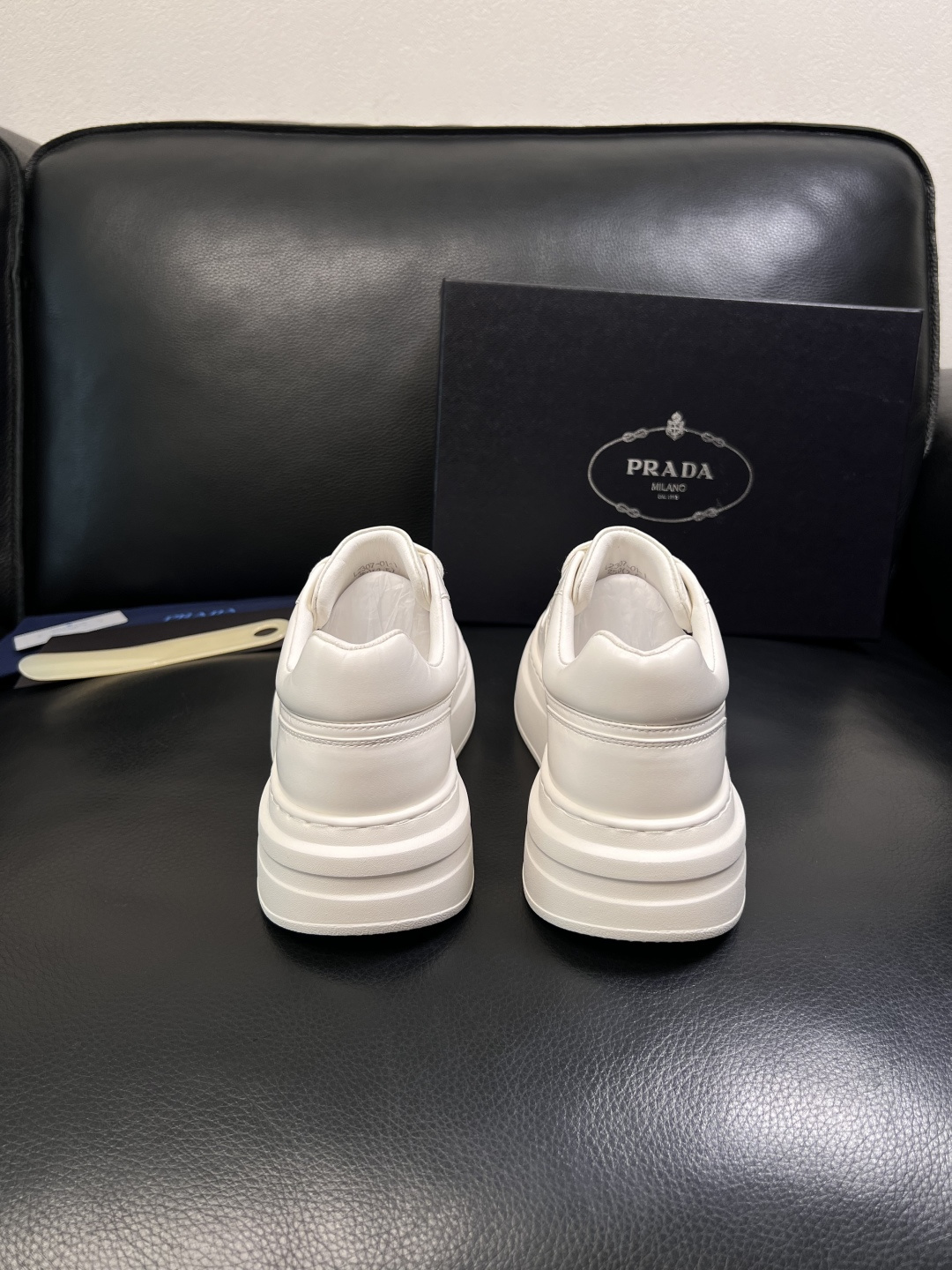 Prada  顶级工艺品，普拉达 专柜同步，原厂配置意大利进口牛皮面料，进口牛皮内里垫，透气舒适，鞋底：