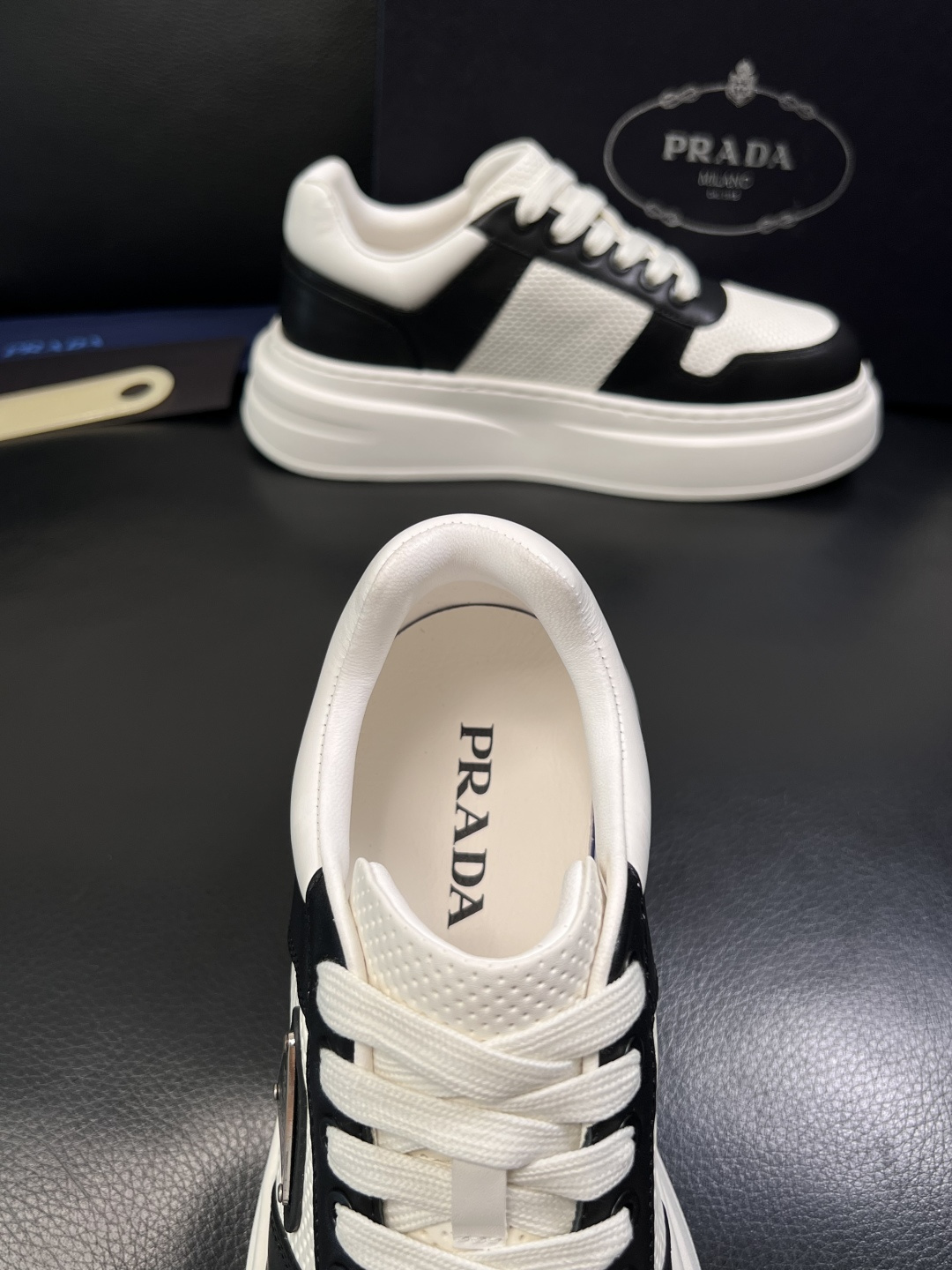 Prada  顶级工艺品，普拉达 专柜同步，原厂配置意大利进口牛皮面料，进口牛皮内里垫，透气舒适，鞋底：
