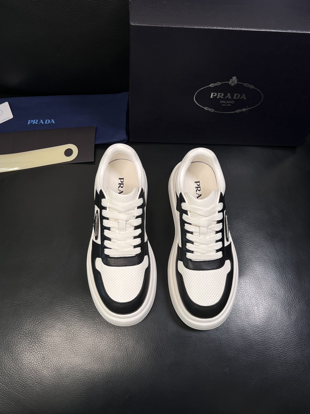 Prada  顶级工艺品，普拉达 专柜同步，原厂配置意大利进口牛皮面料，进口牛皮内里垫，透气舒适，鞋底：