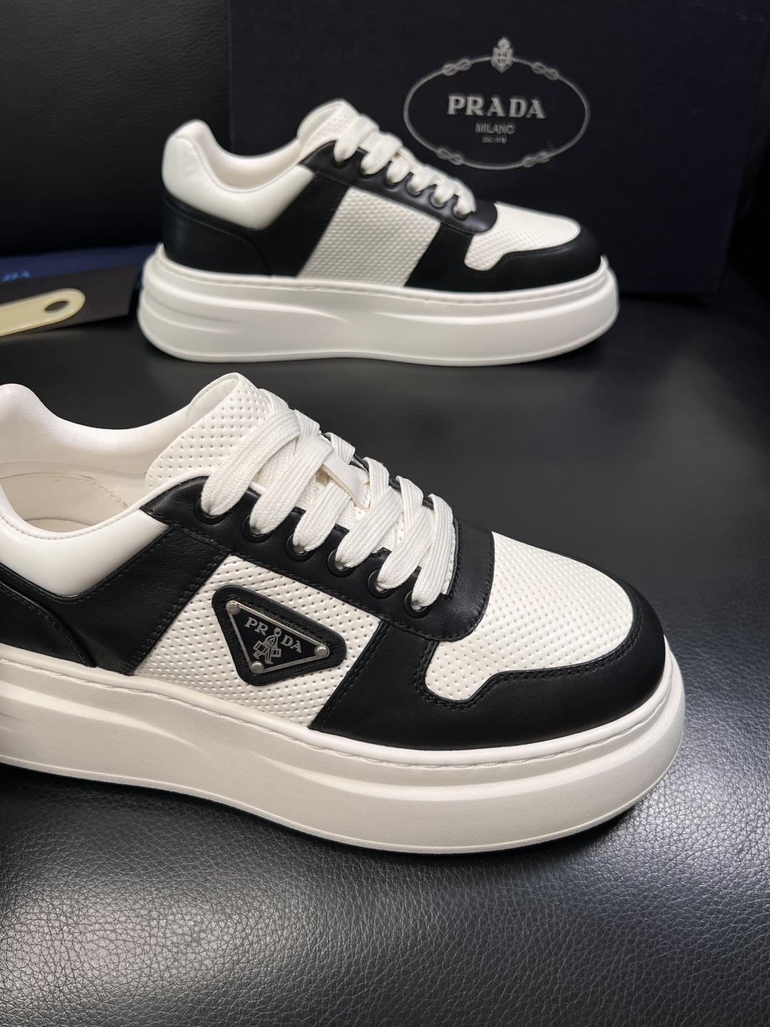 Prada  顶级工艺品，普拉达 专柜同步，原厂配置意大利进口牛皮面料，进口牛皮内里垫，透气舒适，鞋底：