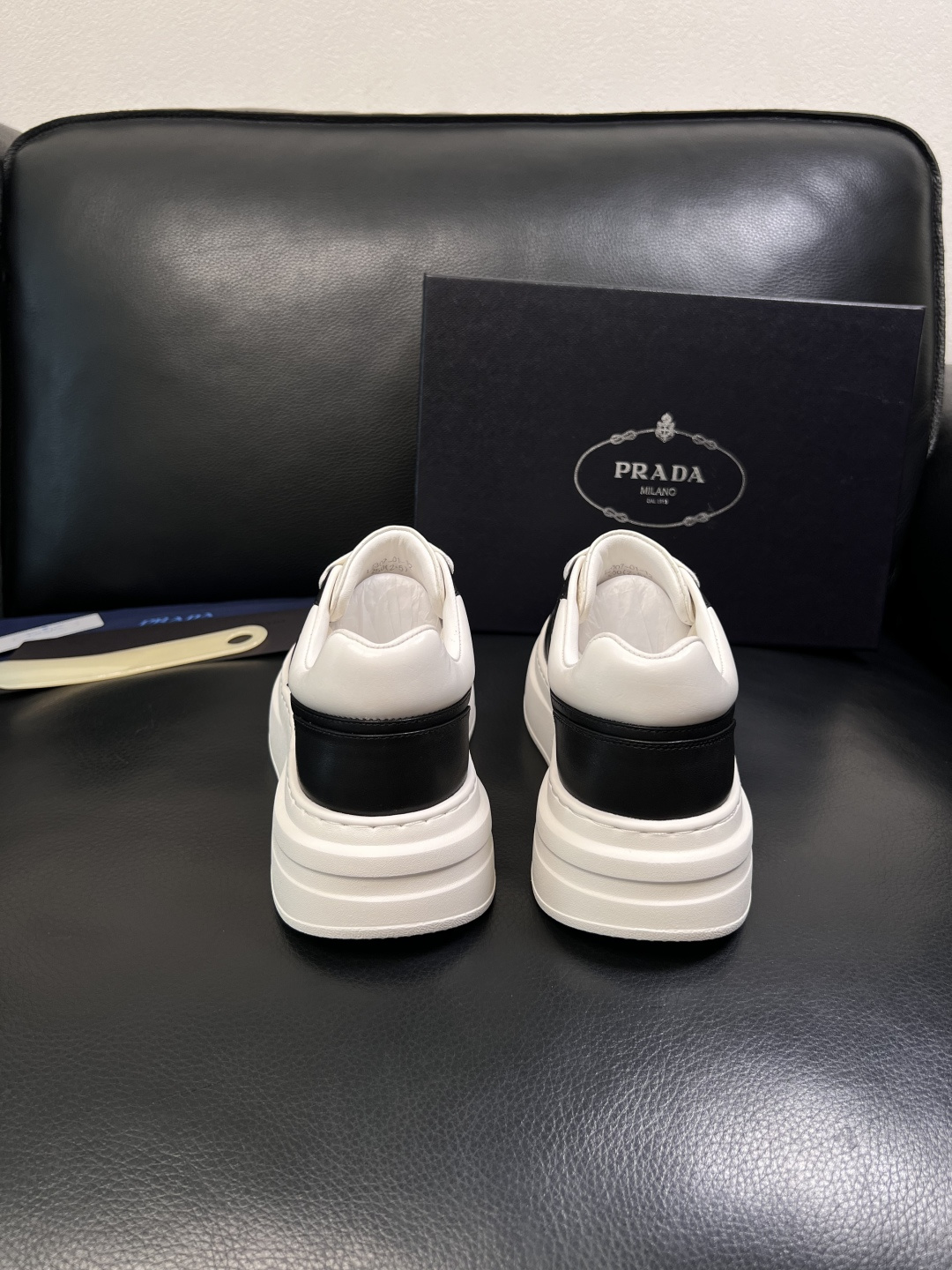 Prada  顶级工艺品，普拉达 专柜同步，原厂配置意大利进口牛皮面料，进口牛皮内里垫，透气舒适，鞋底：