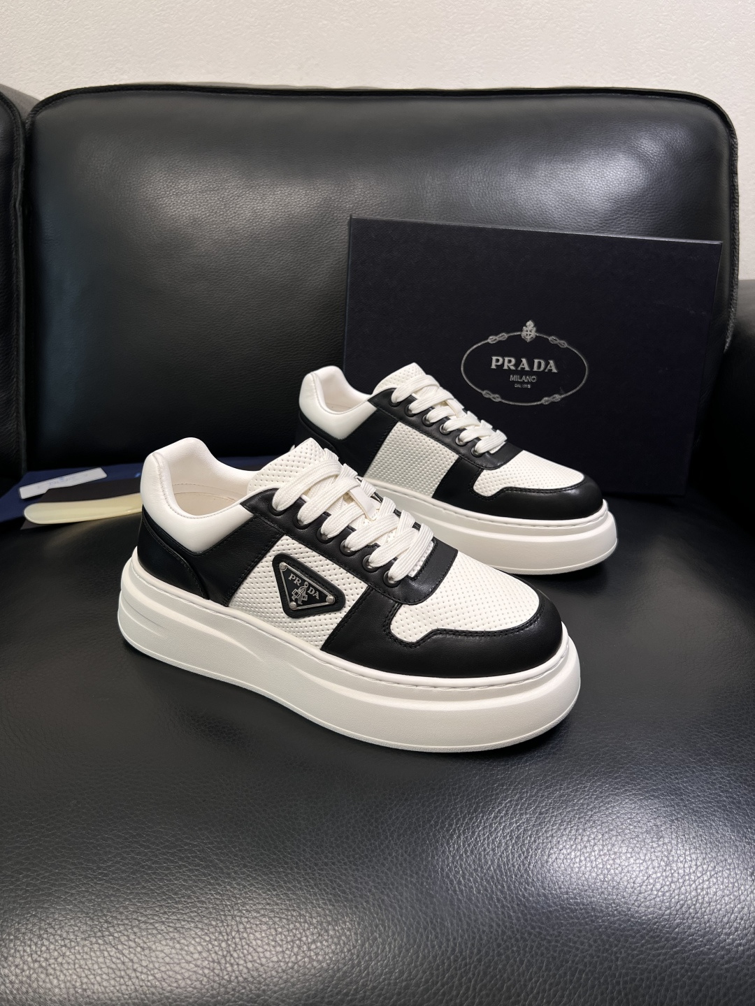 Prada  顶级工艺品，普拉达 专柜同步，原厂配置意大利进口牛皮面料，进口牛皮内里垫，透气舒适，鞋底：