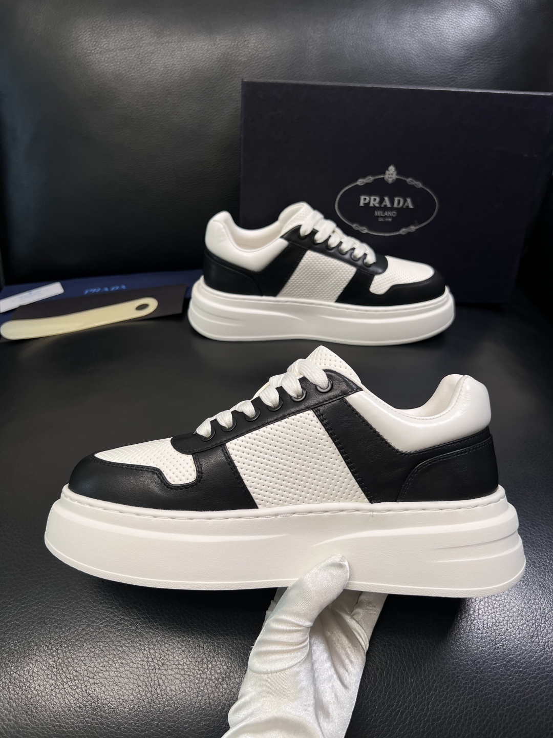 Prada  顶级工艺品，普拉达 专柜同步，原厂配置意大利进口牛皮面料，进口牛皮内里垫，透气舒适，鞋底：