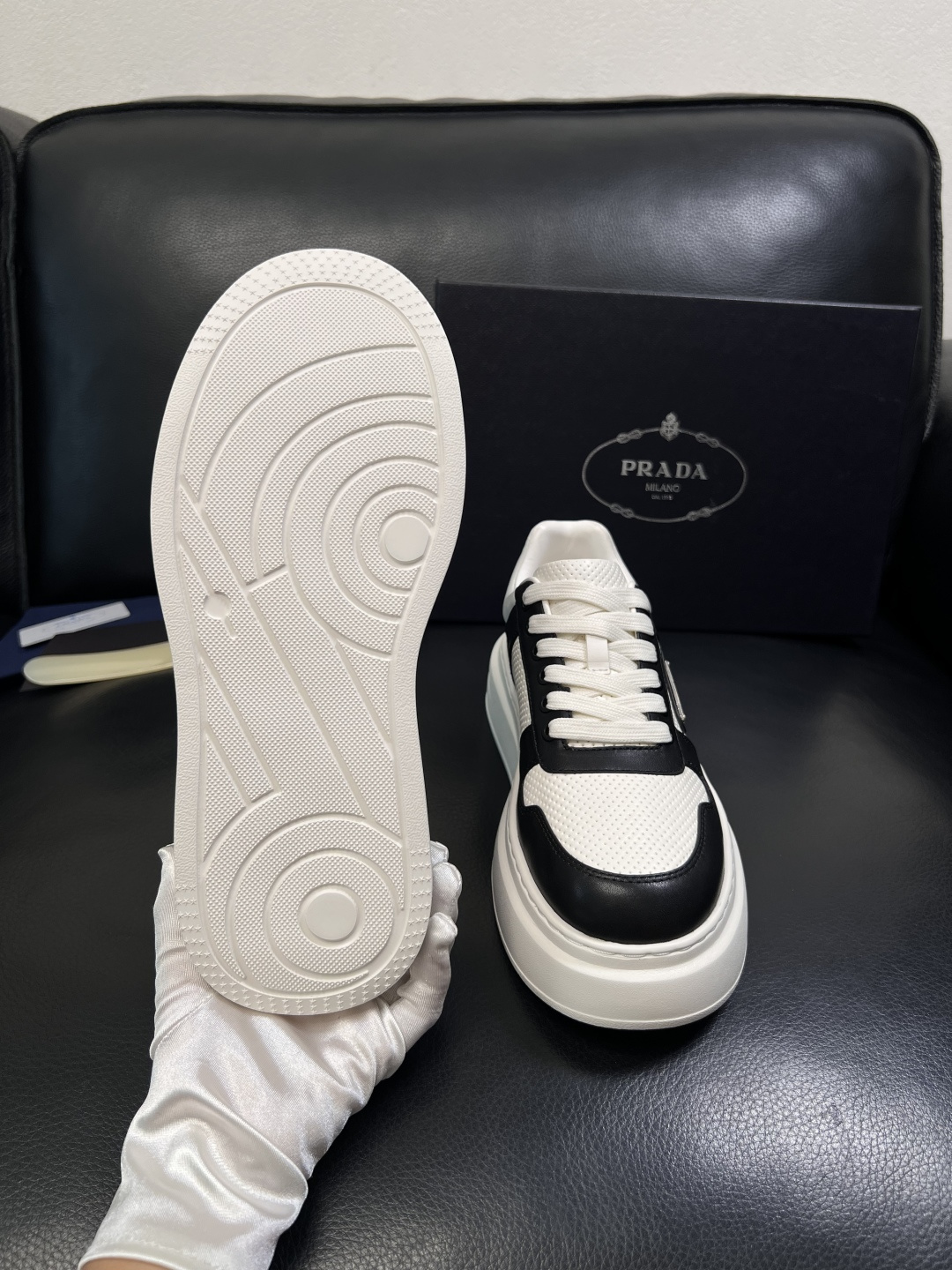 Prada  顶级工艺品，普拉达 专柜同步，原厂配置意大利进口牛皮面料，进口牛皮内里垫，透气舒适，鞋底：