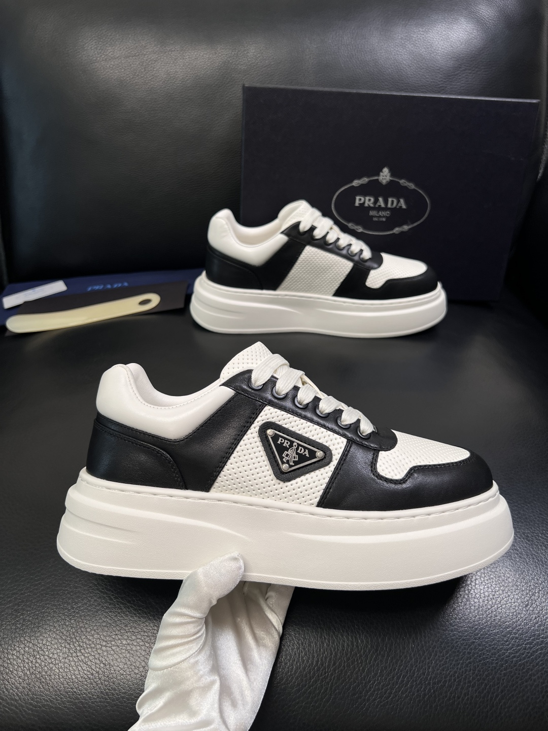 Prada  顶级工艺品，普拉达 专柜同步，原厂配置意大利进口牛皮面料，进口牛皮内里垫，透气舒适，鞋底：