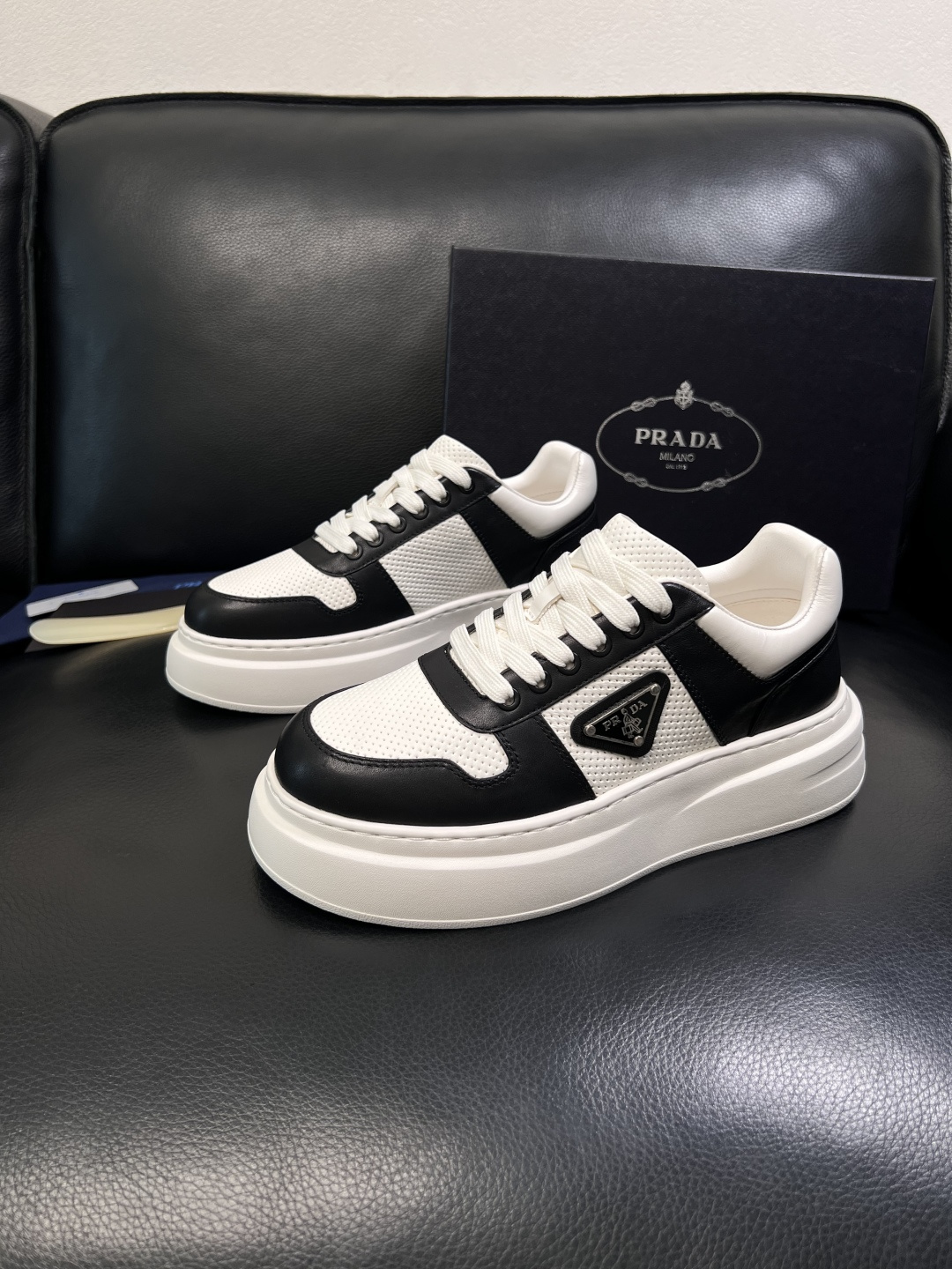 Prada  顶级工艺品，普拉达 专柜同步，原厂配置意大利进口牛皮面料，进口牛皮内里垫，透气舒适，鞋底：