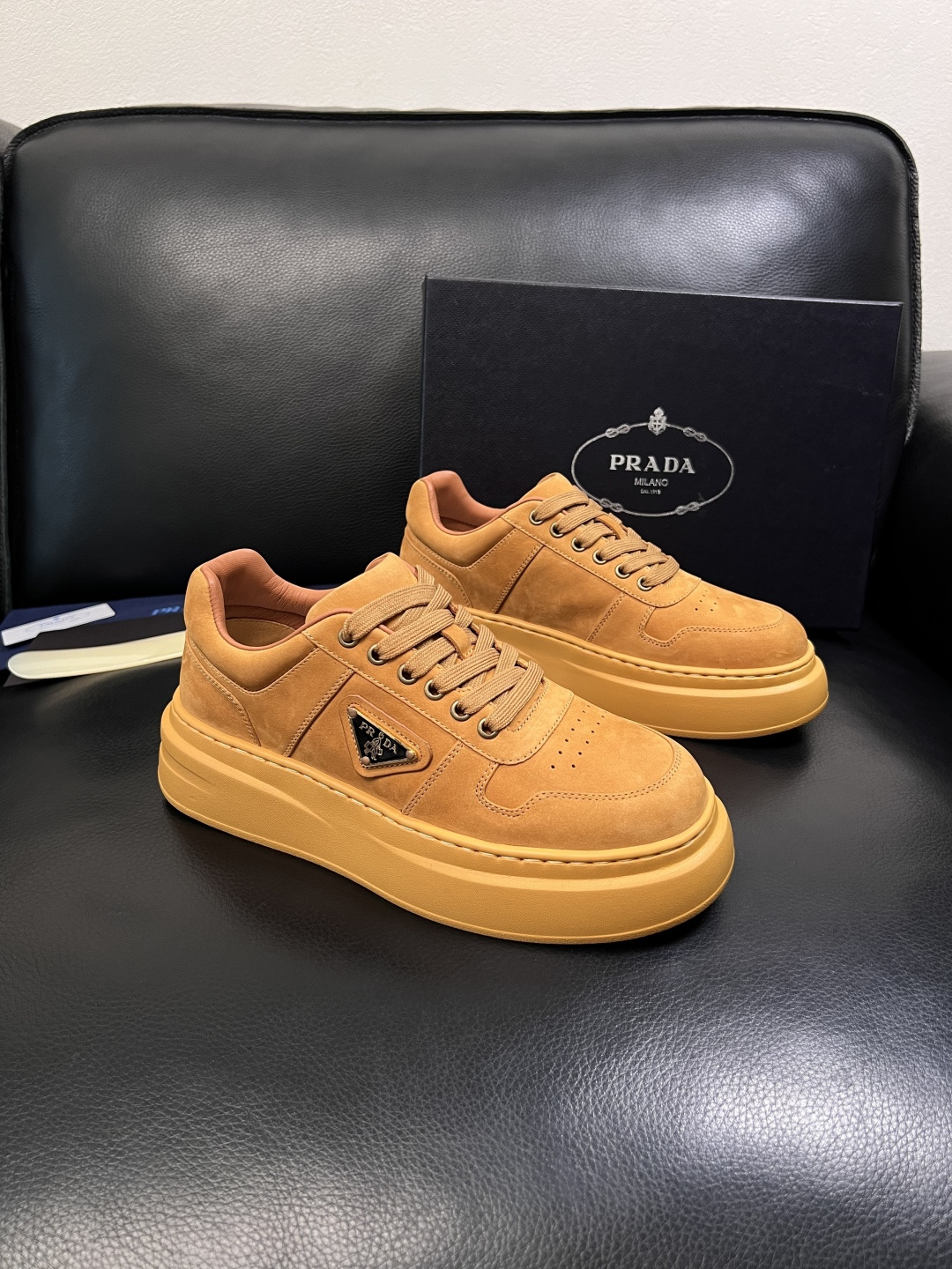 Prada  顶级工艺品，普拉达 专柜同步，原厂配置意大利进口牛皮面料，进口牛皮内里垫，透气舒适，鞋底：
