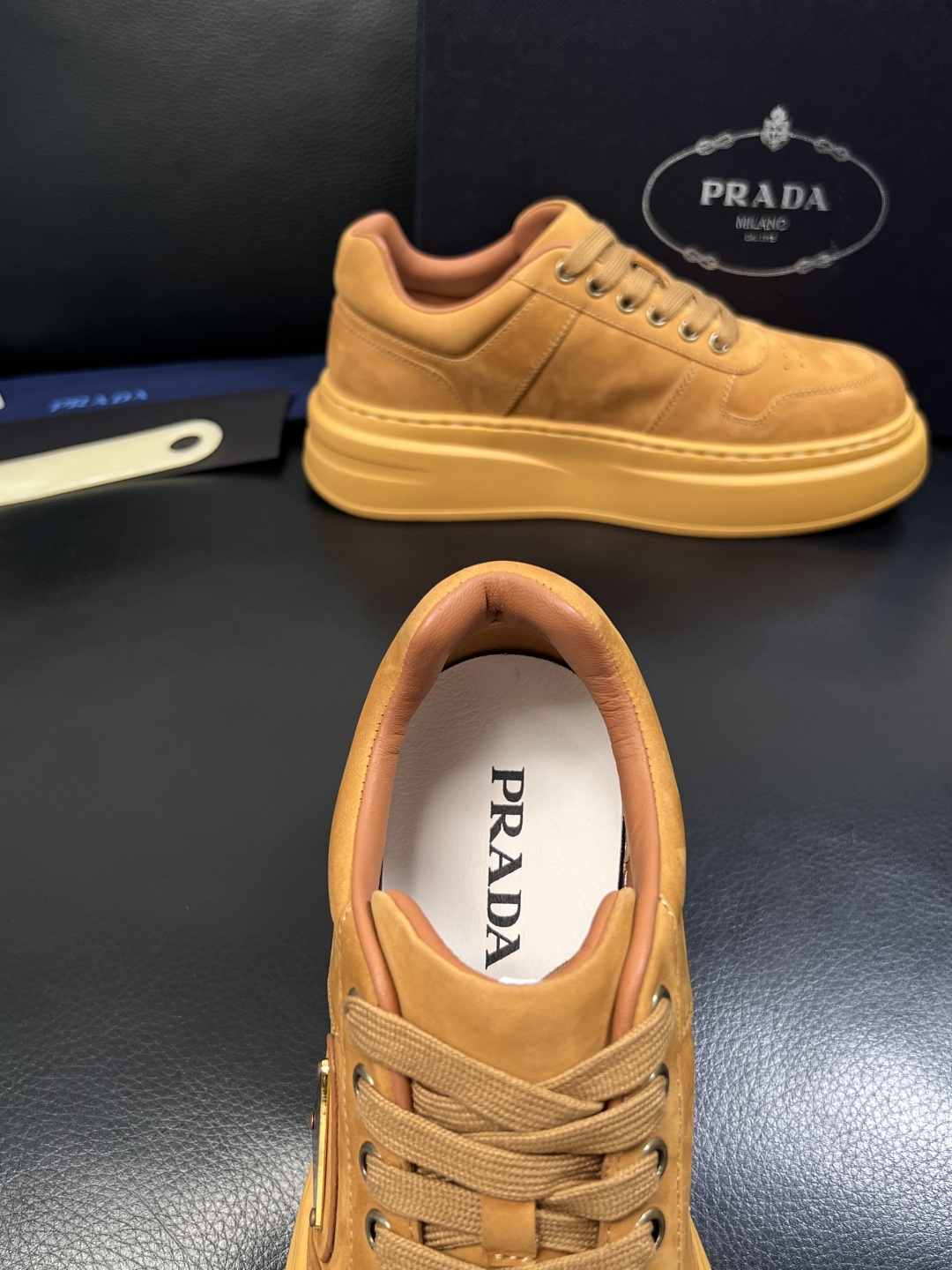 Prada  顶级工艺品，普拉达 专柜同步，原厂配置意大利进口牛皮面料，进口牛皮内里垫，透气舒适，鞋底：
