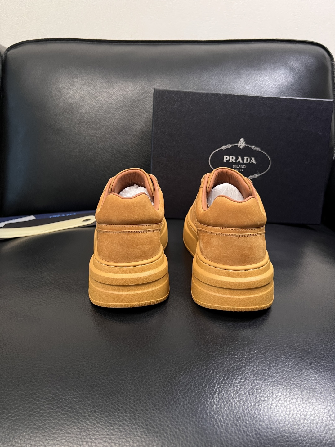 Prada  顶级工艺品，普拉达 专柜同步，原厂配置意大利进口牛皮面料，进口牛皮内里垫，透气舒适，鞋底：