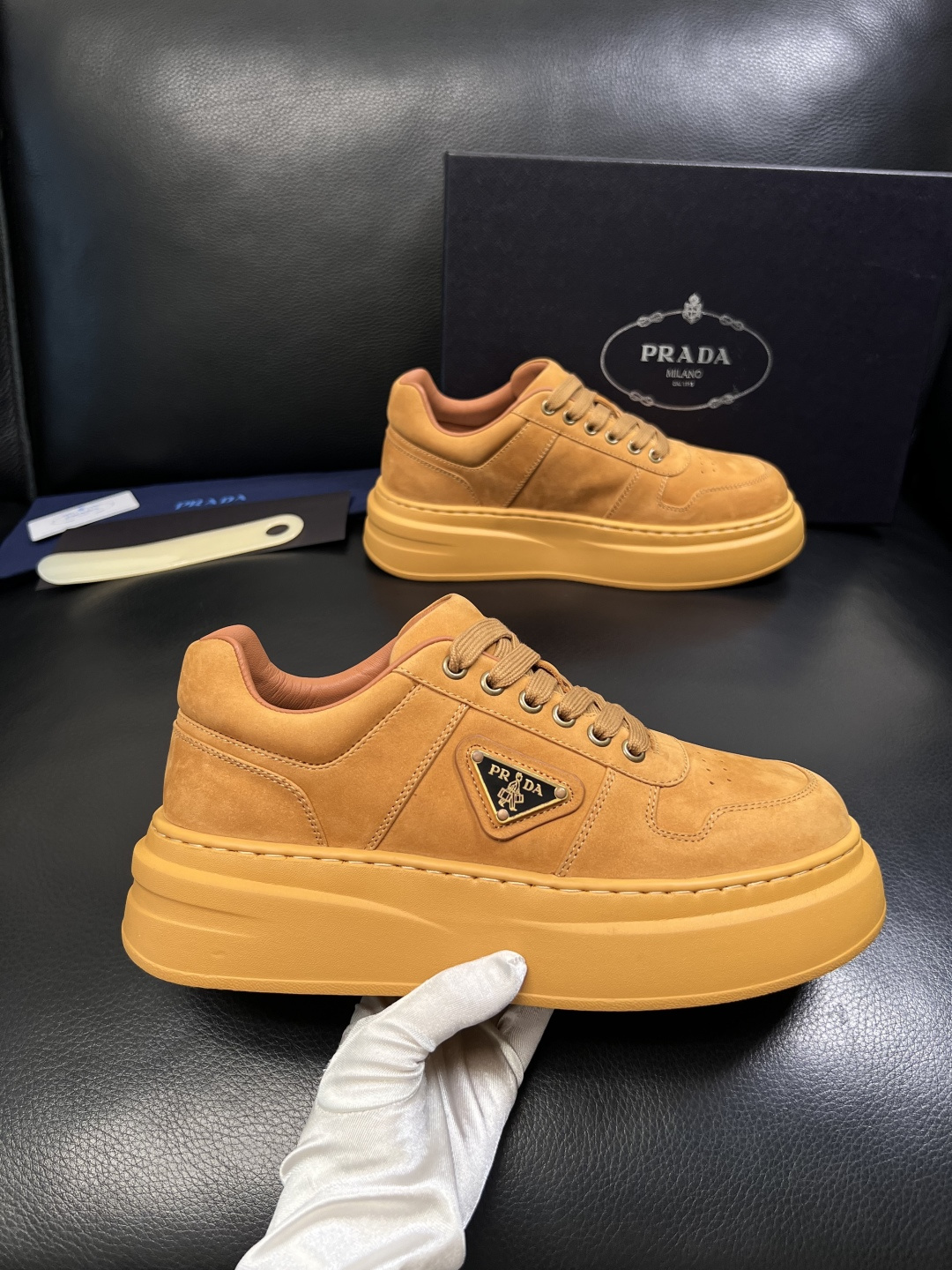 Prada  顶级工艺品，普拉达 专柜同步，原厂配置意大利进口牛皮面料，进口牛皮内里垫，透气舒适，鞋底：