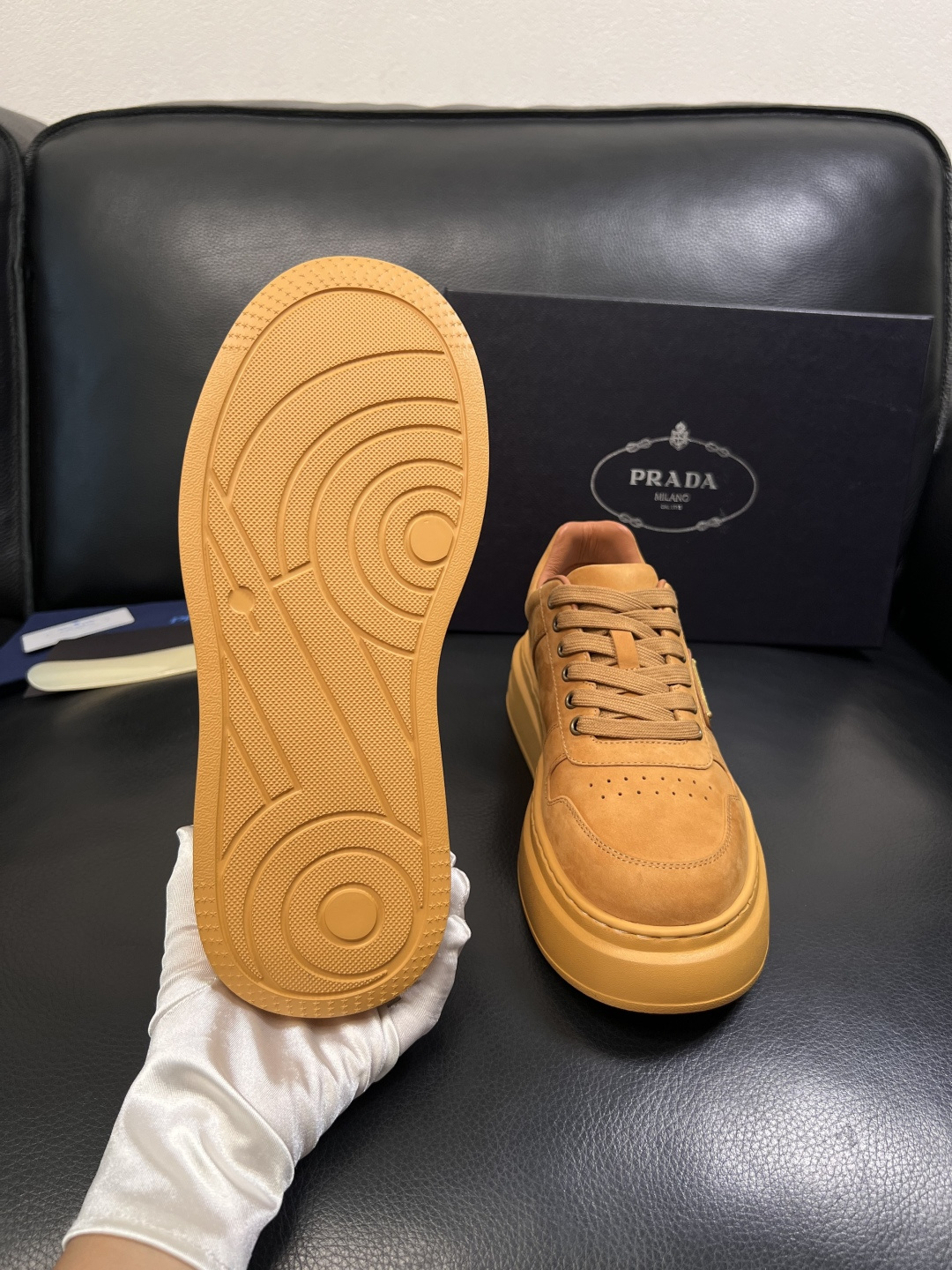 Prada  顶级工艺品，普拉达 专柜同步，原厂配置意大利进口牛皮面料，进口牛皮内里垫，透气舒适，鞋底：