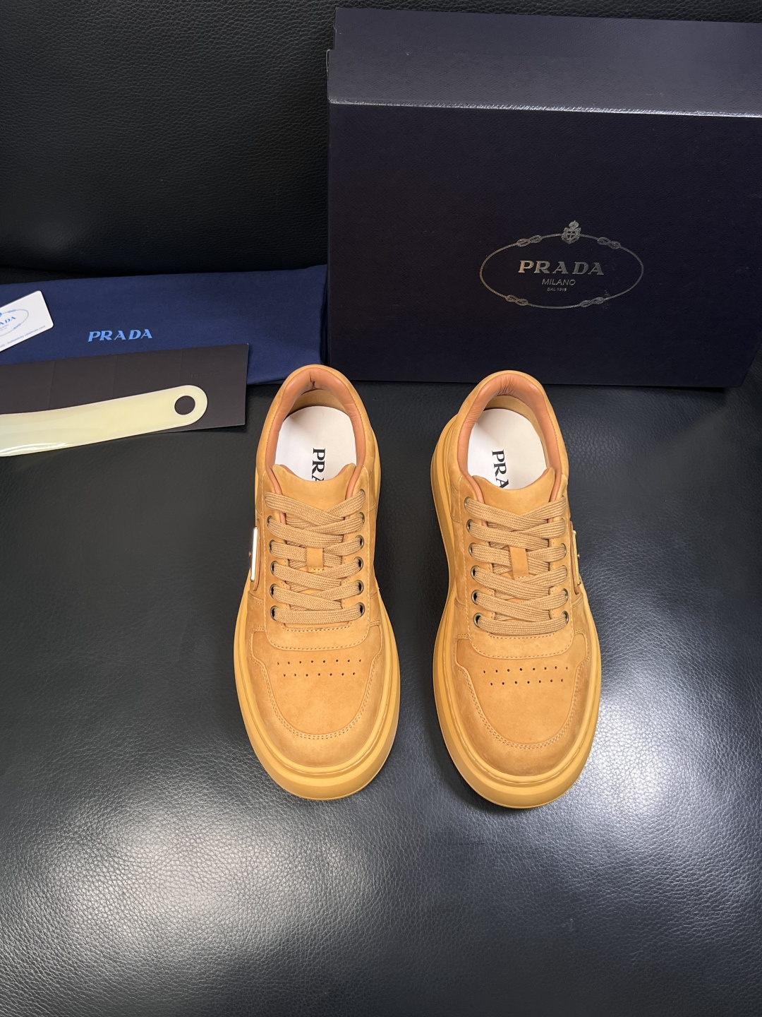Prada  顶级工艺品，普拉达 专柜同步，原厂配置意大利进口牛皮面料，进口牛皮内里垫，透气舒适，鞋底：