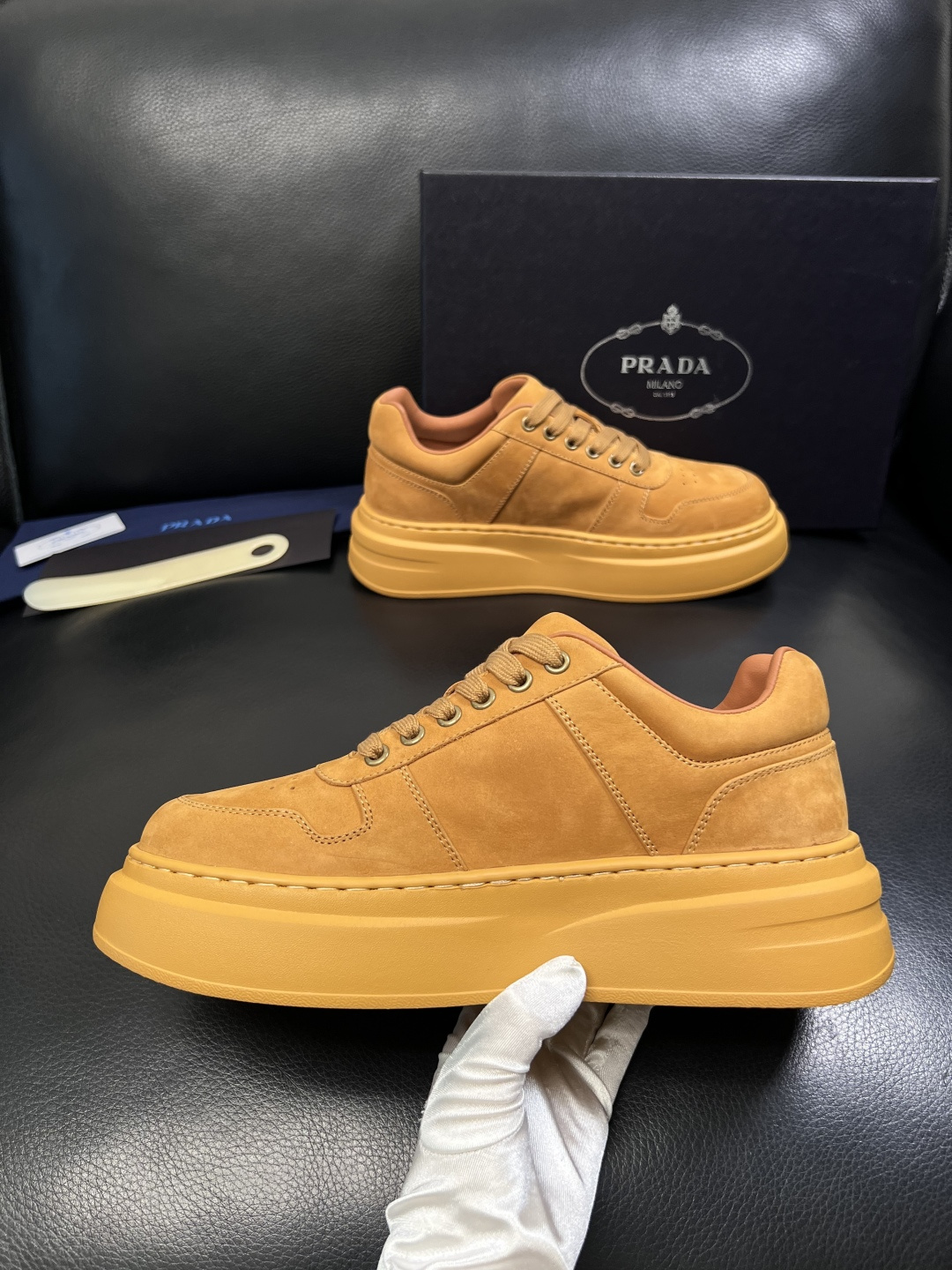 Prada  顶级工艺品，普拉达 专柜同步，原厂配置意大利进口牛皮面料，进口牛皮内里垫，透气舒适，鞋底：