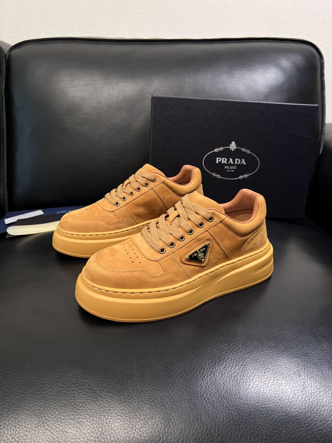 Prada  顶级工艺品，普拉达 专柜同步，原厂配置意大利进口牛皮面料，进口牛皮内里垫，透气舒适，鞋底：