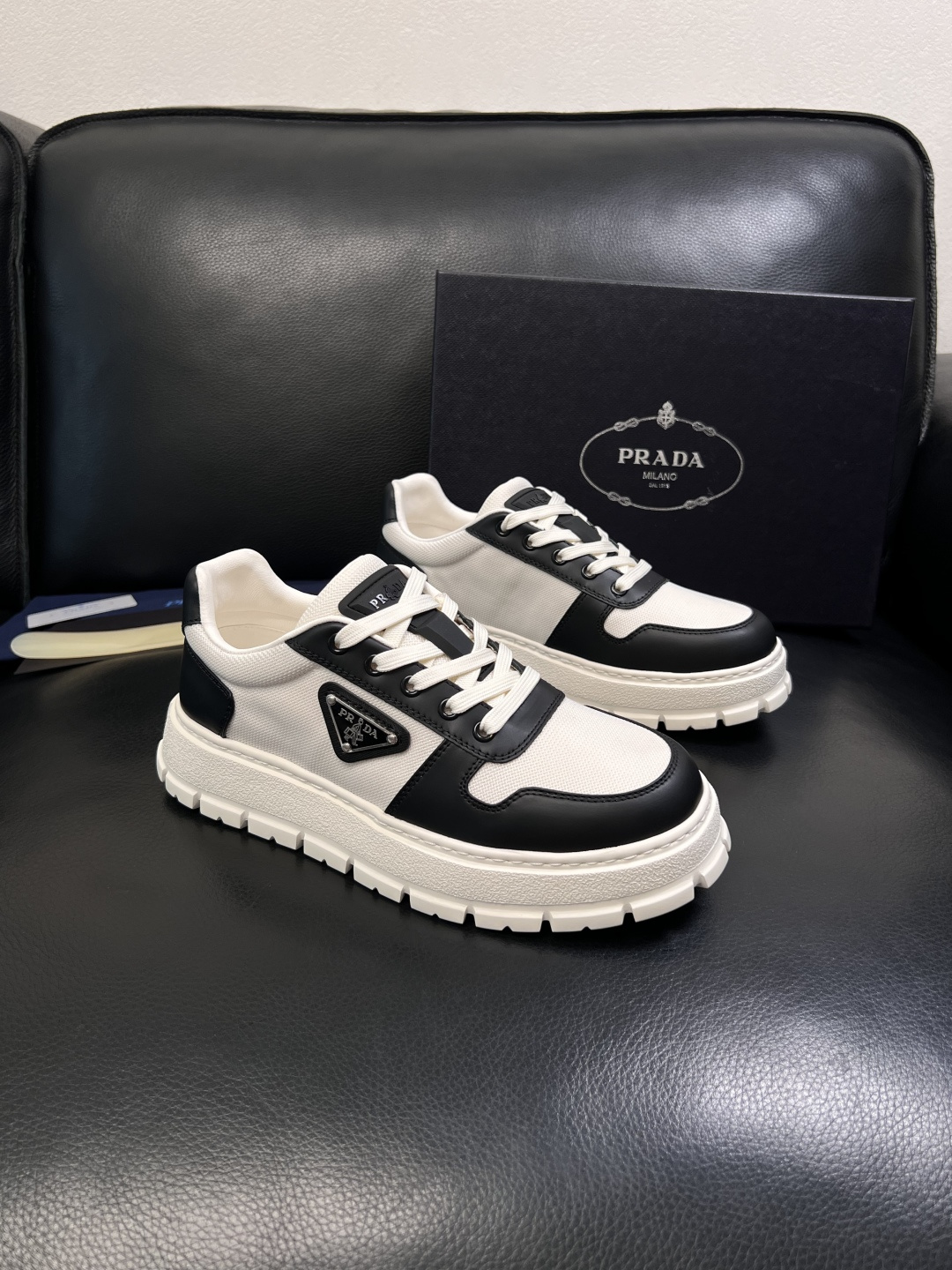 Prada  顶级工艺品，普拉达 专柜同步，原厂配置意大利进口牛皮面料，进口牛皮内里垫，透气舒适，鞋底：
