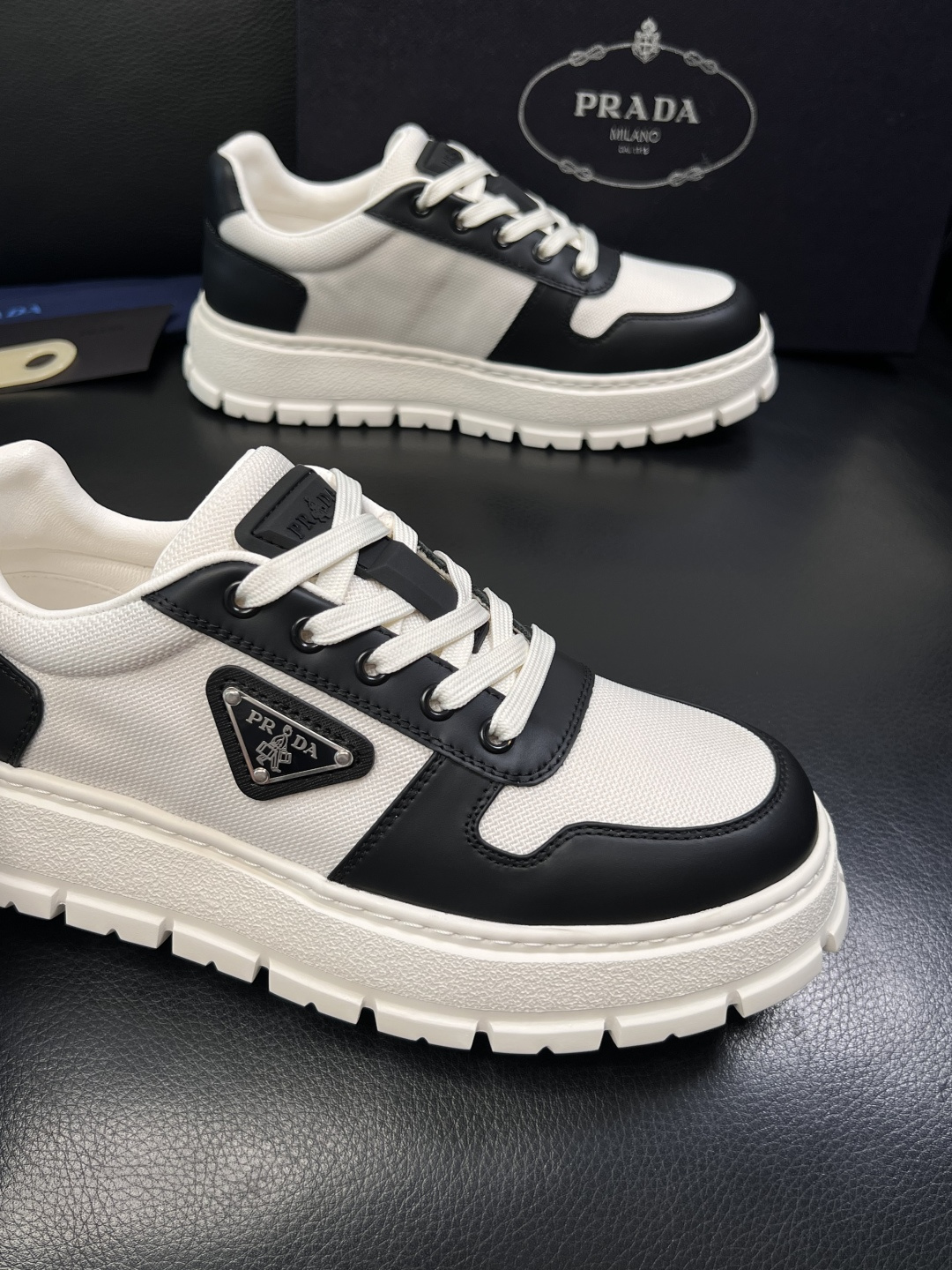 Prada  顶级工艺品，普拉达 专柜同步，原厂配置意大利进口牛皮面料，进口牛皮内里垫，透气舒适，鞋底：
