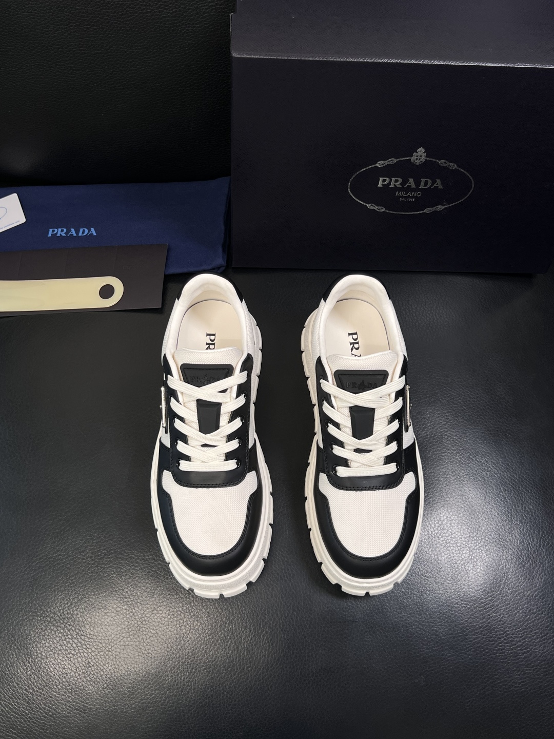Prada  顶级工艺品，普拉达 专柜同步，原厂配置意大利进口牛皮面料，进口牛皮内里垫，透气舒适，鞋底：